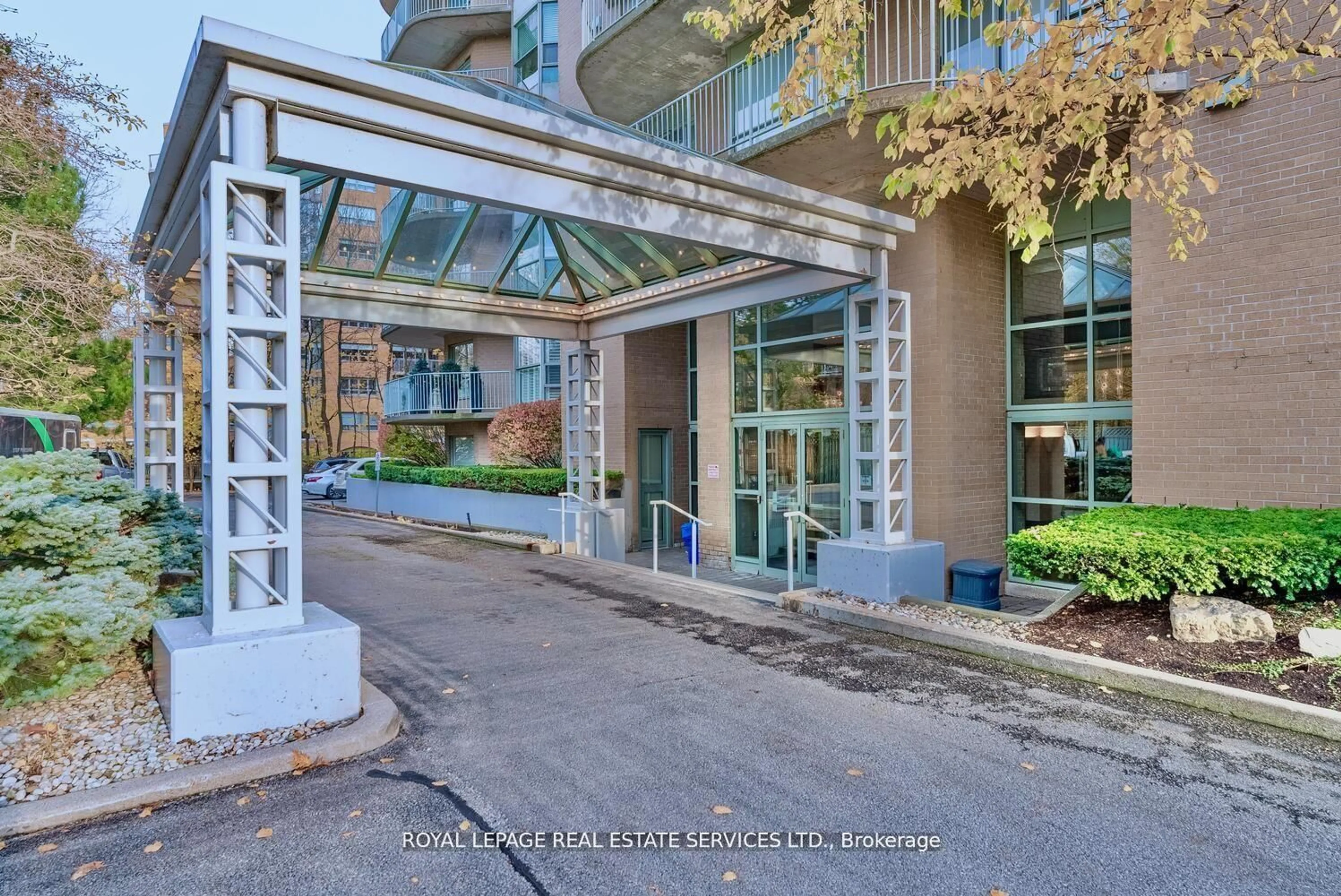 Indoor foyer for 2190 Lakeshore Rd #301, Burlington Ontario L7R 4K1