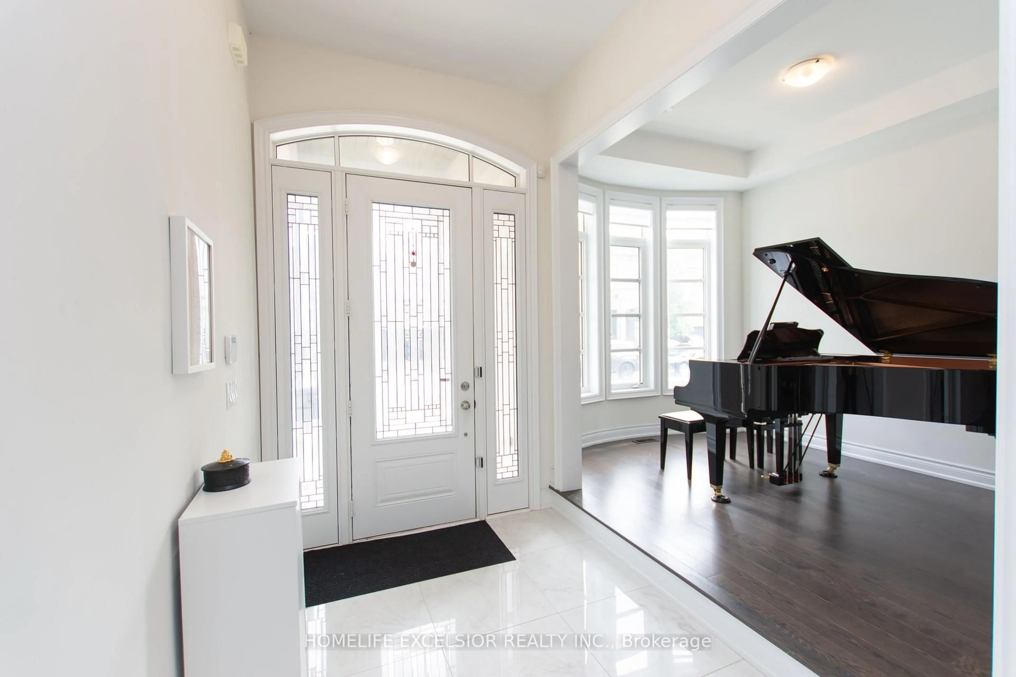 Indoor entryway for 3128 Parsonage Cres, Oakville Ontario L6H 0T9