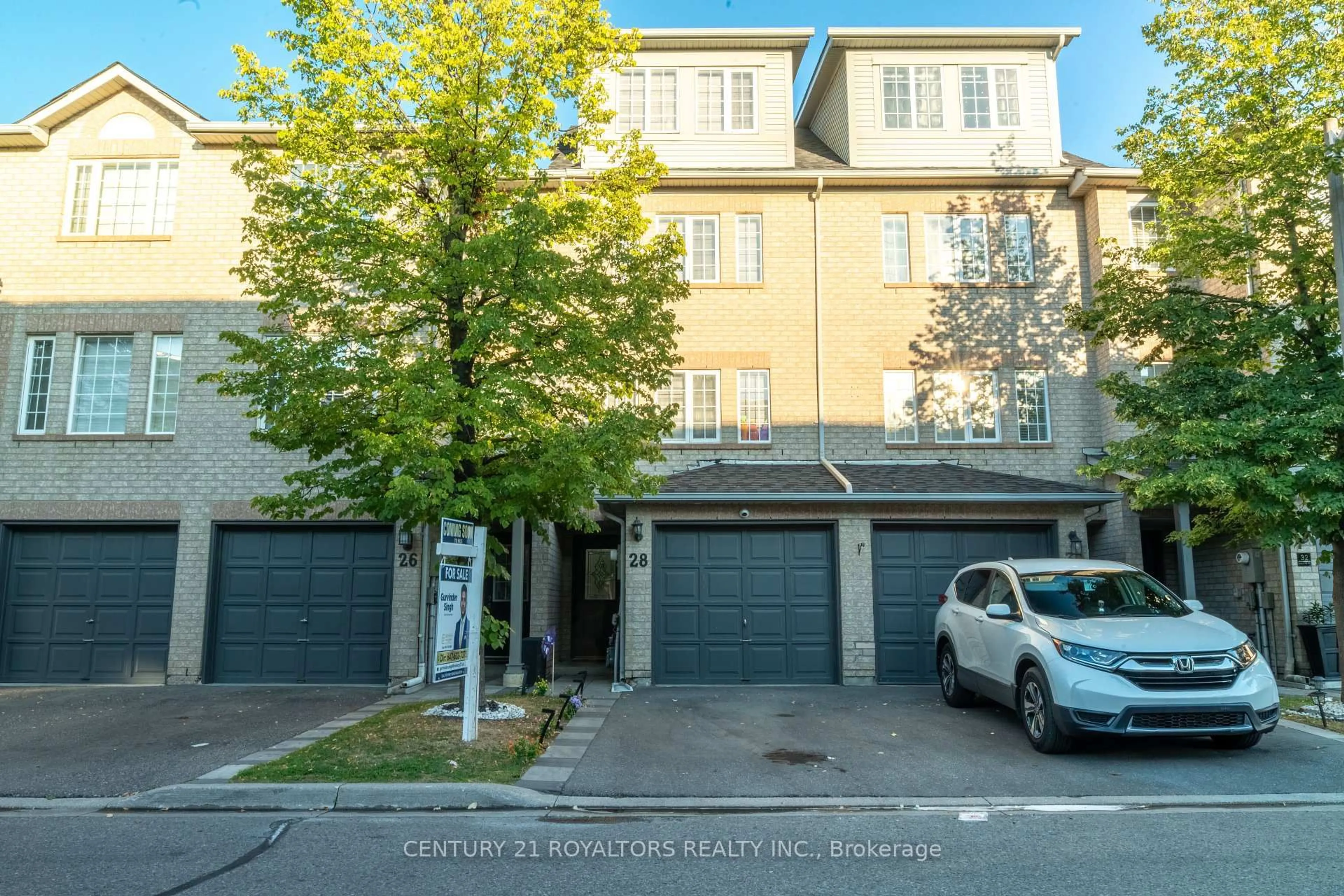 A pic from outside/outdoor area/front of a property/back of a property/a pic from drone, street for 28 Spadina Rd, Brampton Ontario L6X 4X6