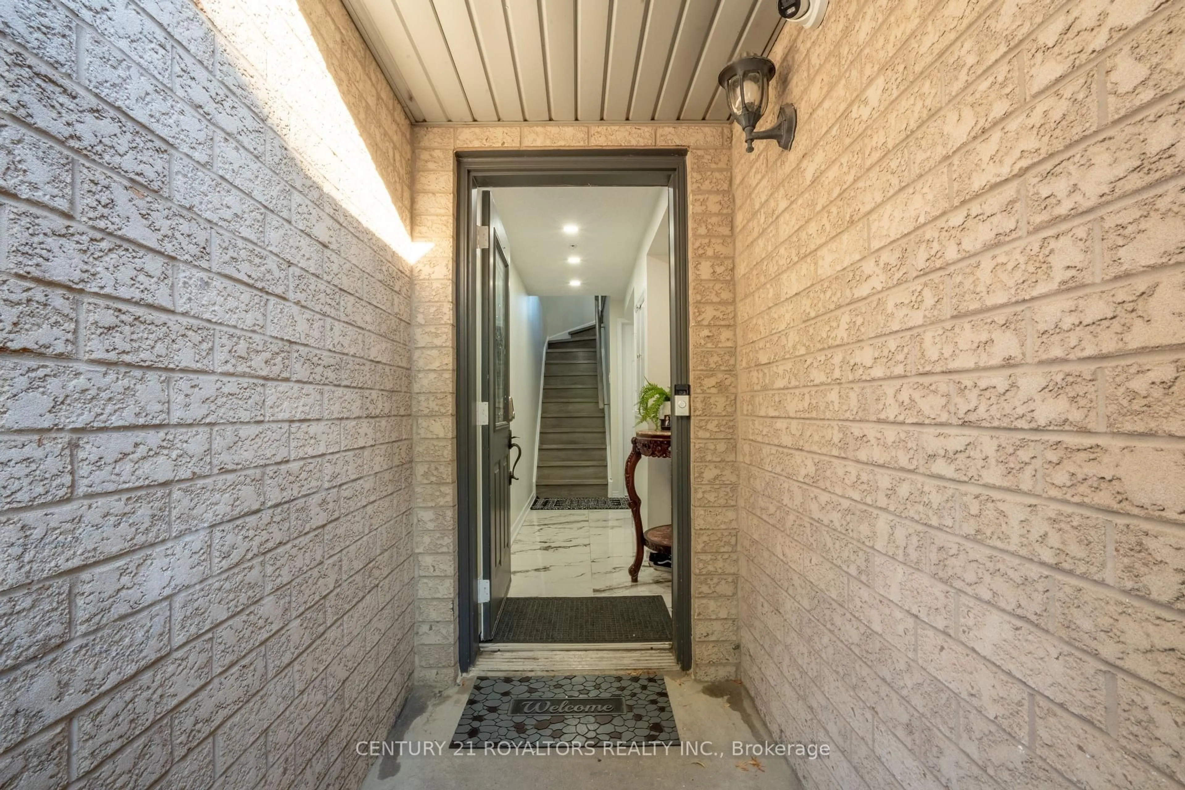 Indoor foyer for 28 Spadina Rd, Brampton Ontario L6X 4X6