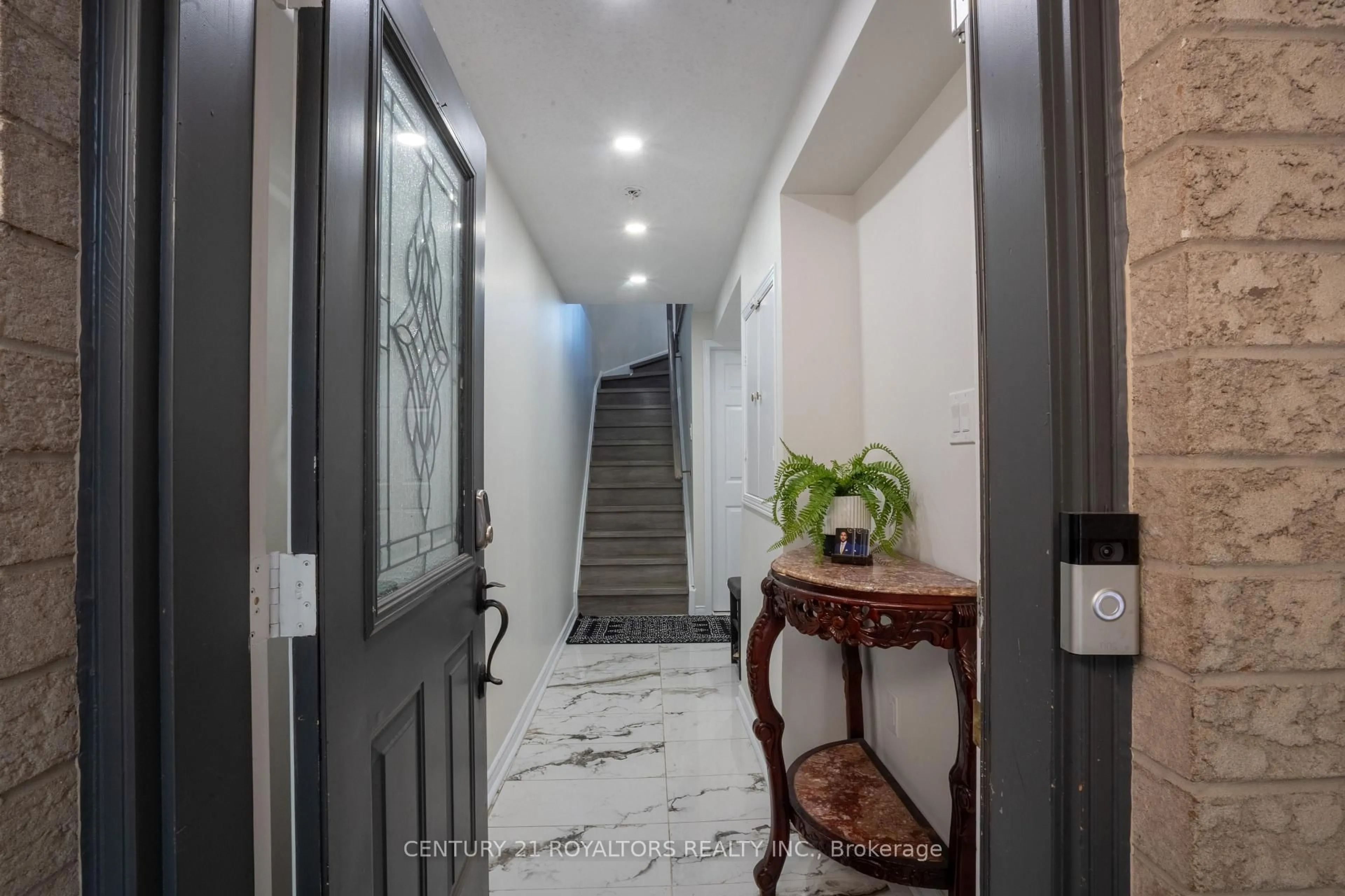 Indoor foyer for 28 Spadina Rd, Brampton Ontario L6X 4X6