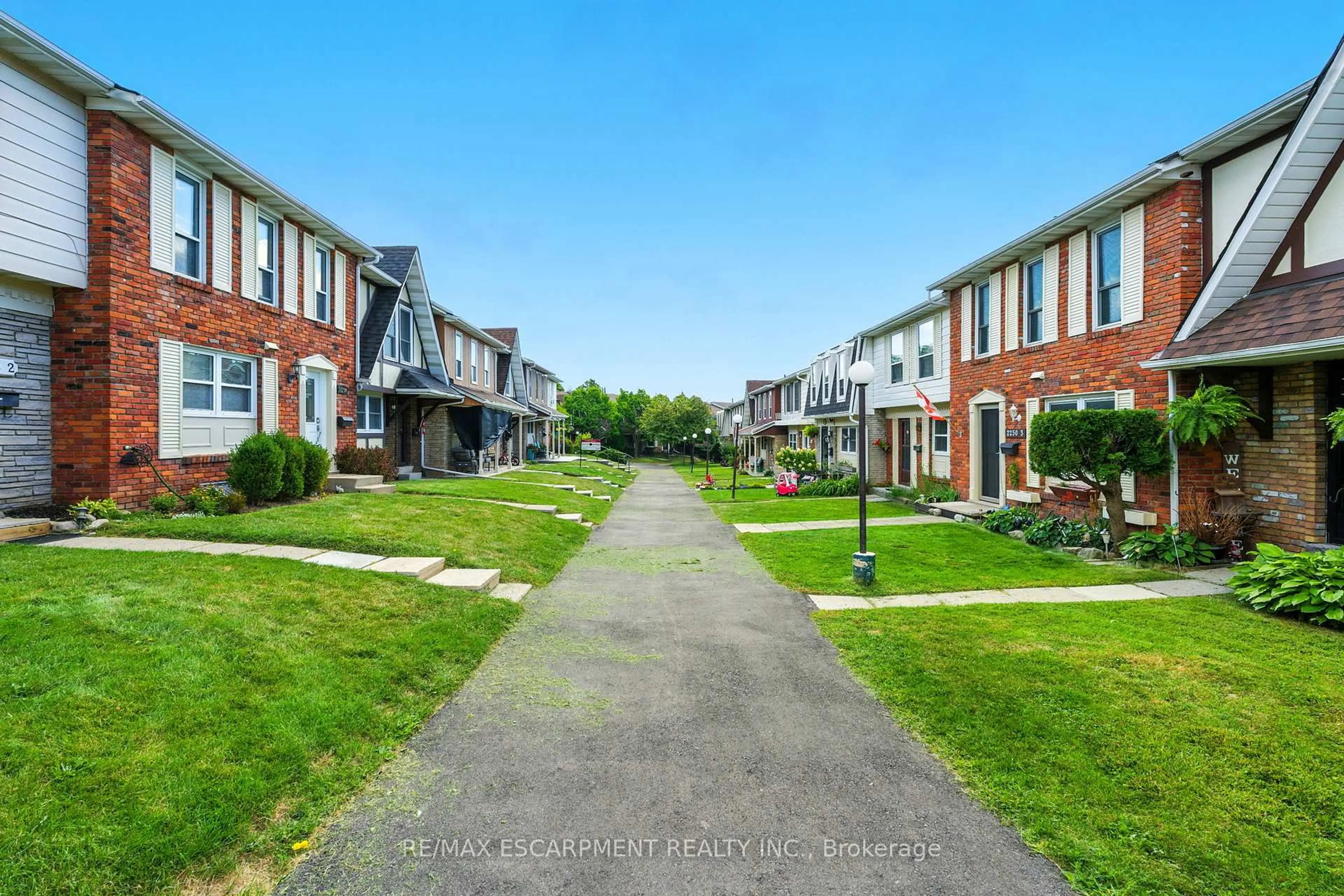 A pic from outside/outdoor area/front of a property/back of a property/a pic from drone, street for 2254 Upper Middle Rd #3, Burlington Ontario L7P 2Z9