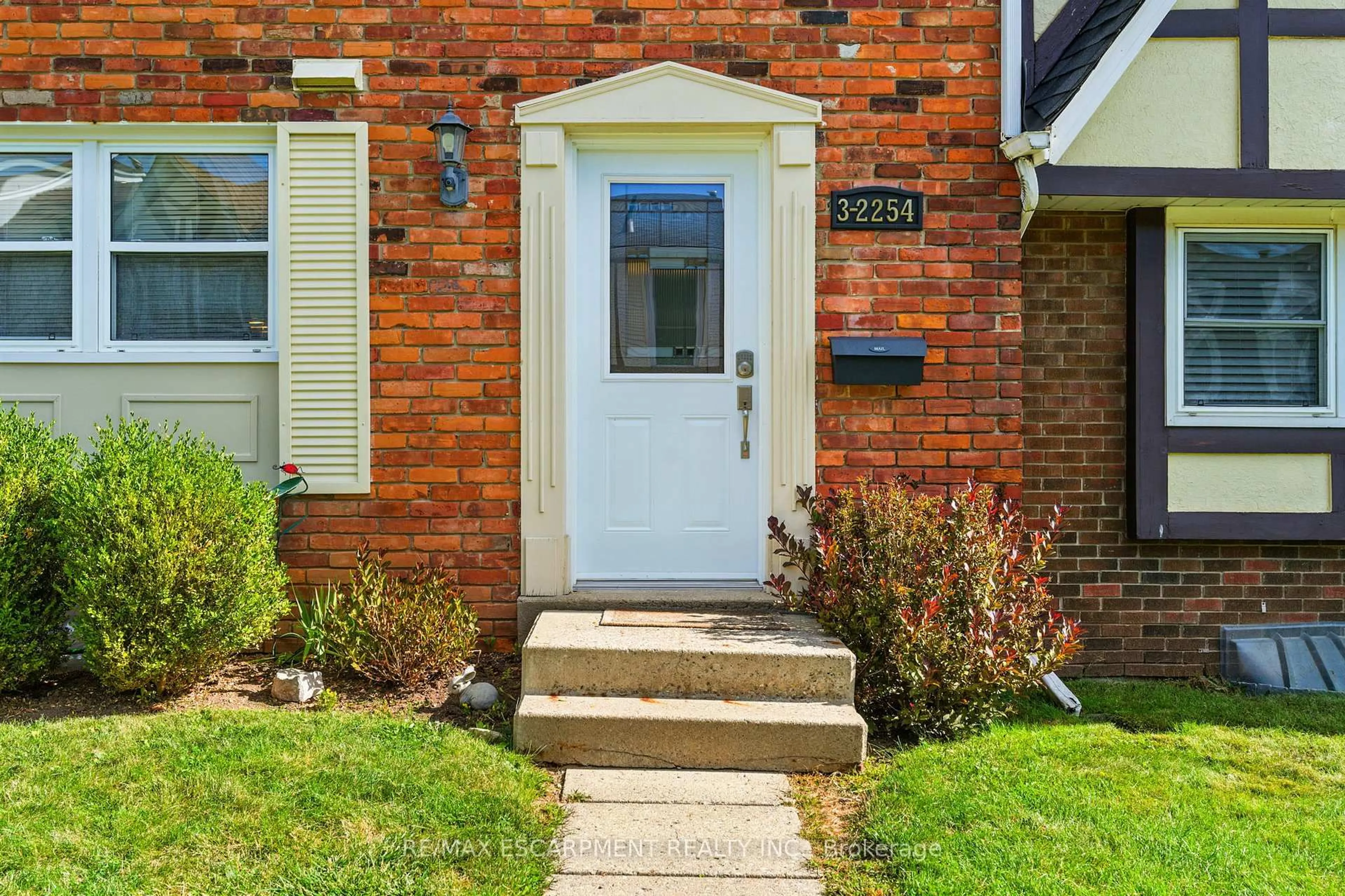Indoor entryway for 2254 Upper Middle Rd #3, Burlington Ontario L7P 2Z9