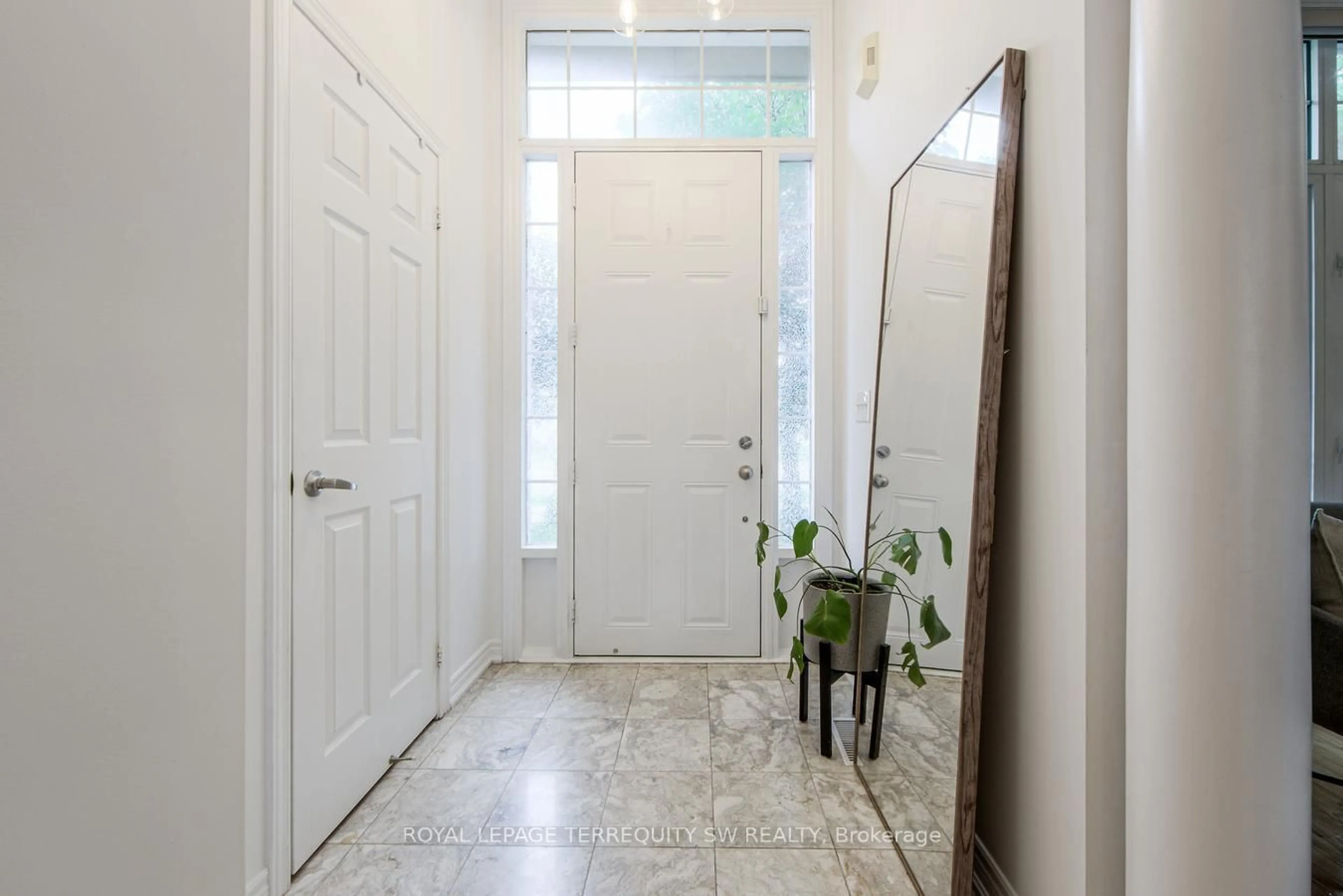 Indoor entryway for 3895 Eglinton Ave, Mississauga Ontario L5M 7Z7