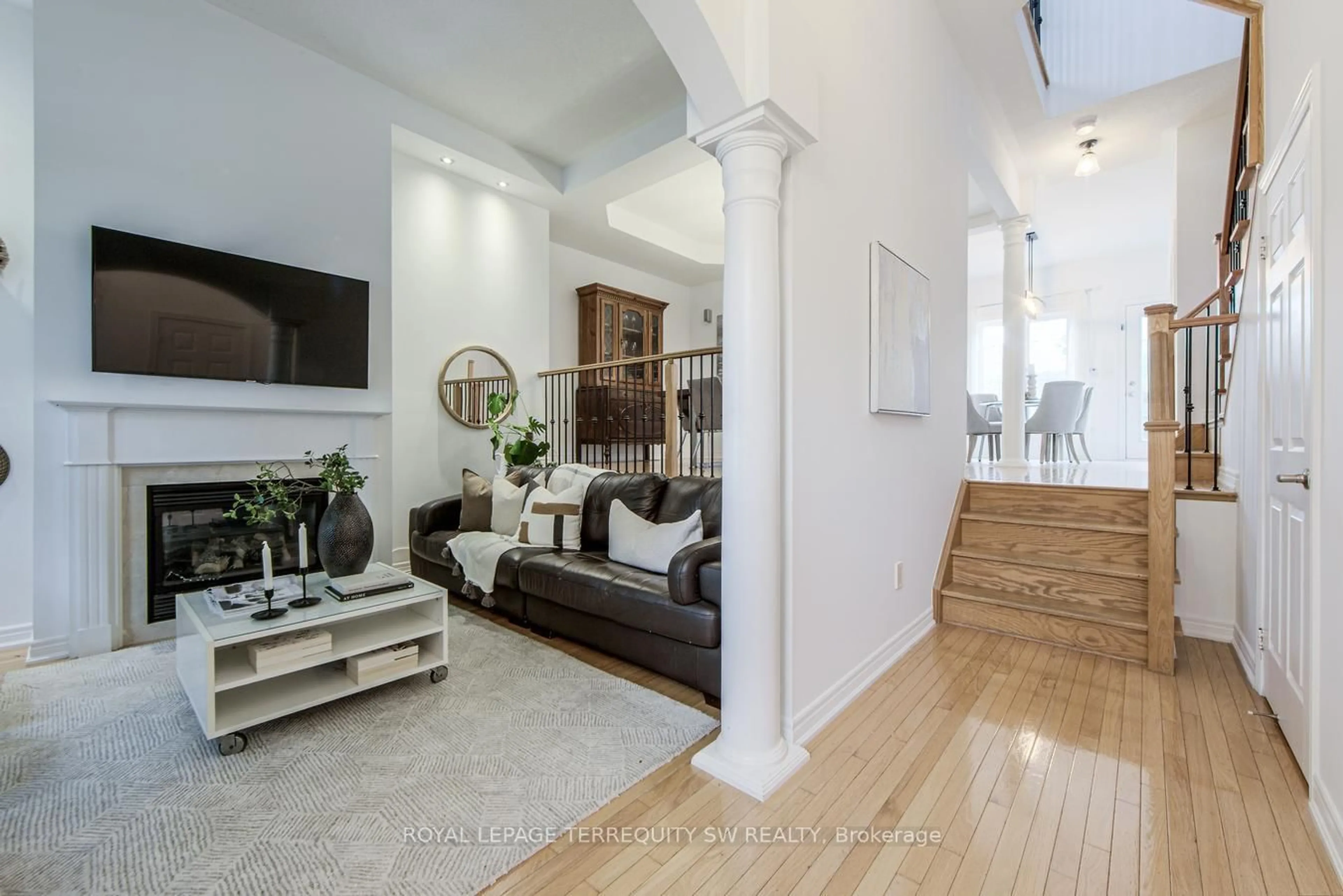 Living room with furniture, unknown for 3895 Eglinton Ave, Mississauga Ontario L5M 7Z7