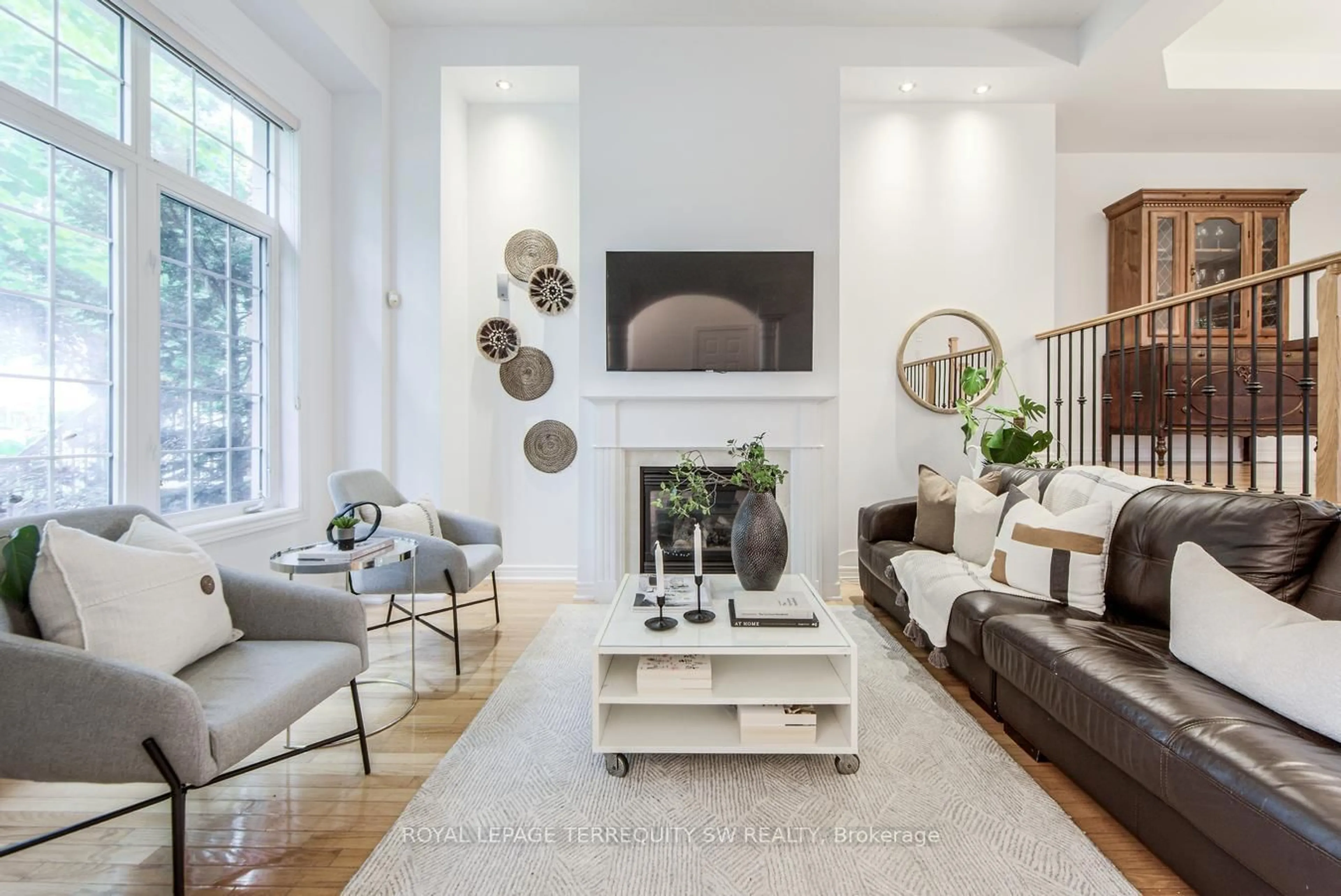 Living room with furniture, unknown for 3895 Eglinton Ave, Mississauga Ontario L5M 7Z7
