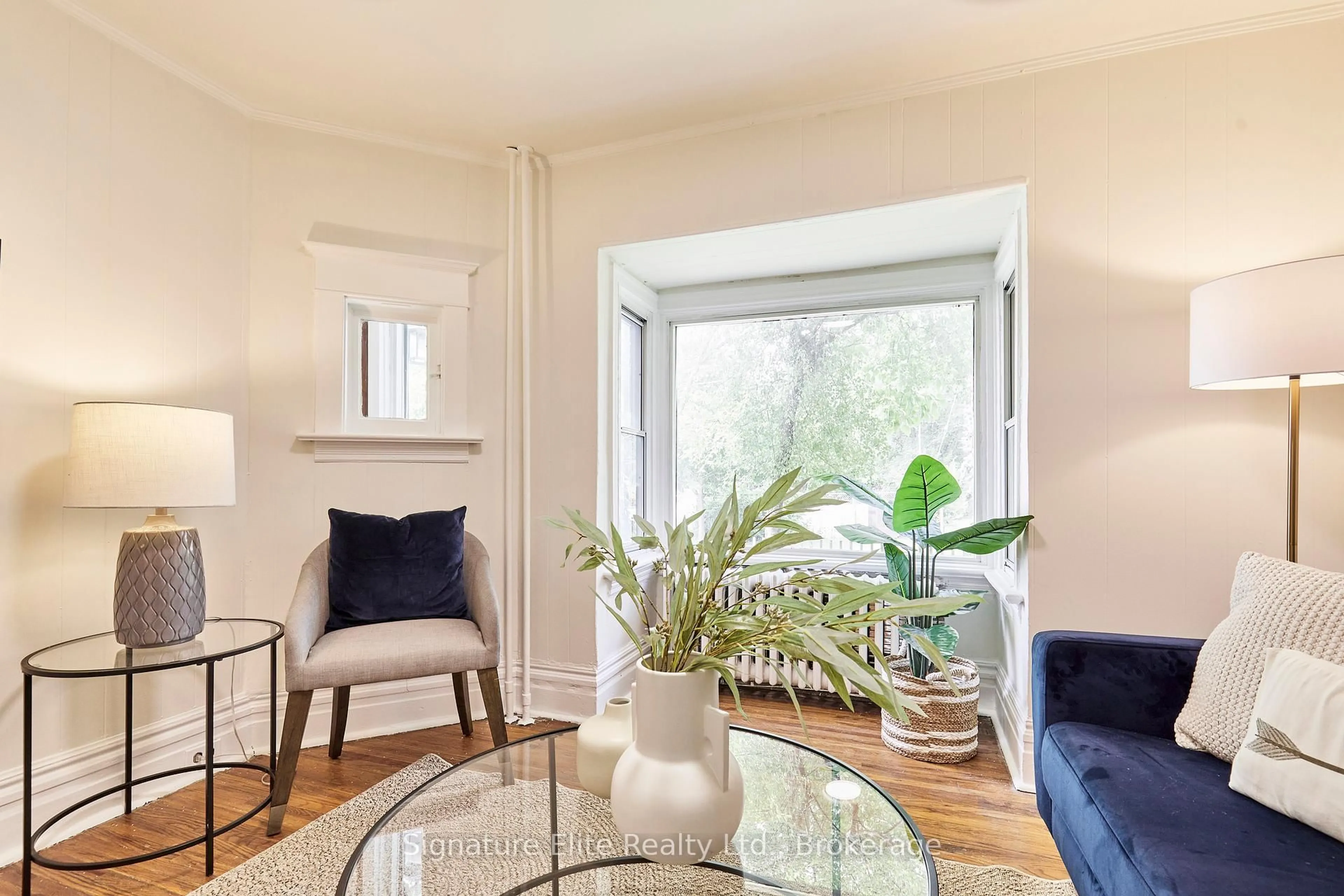 Living room with furniture, unknown for 289 Harvie Ave, Toronto Ontario M6E 4L1