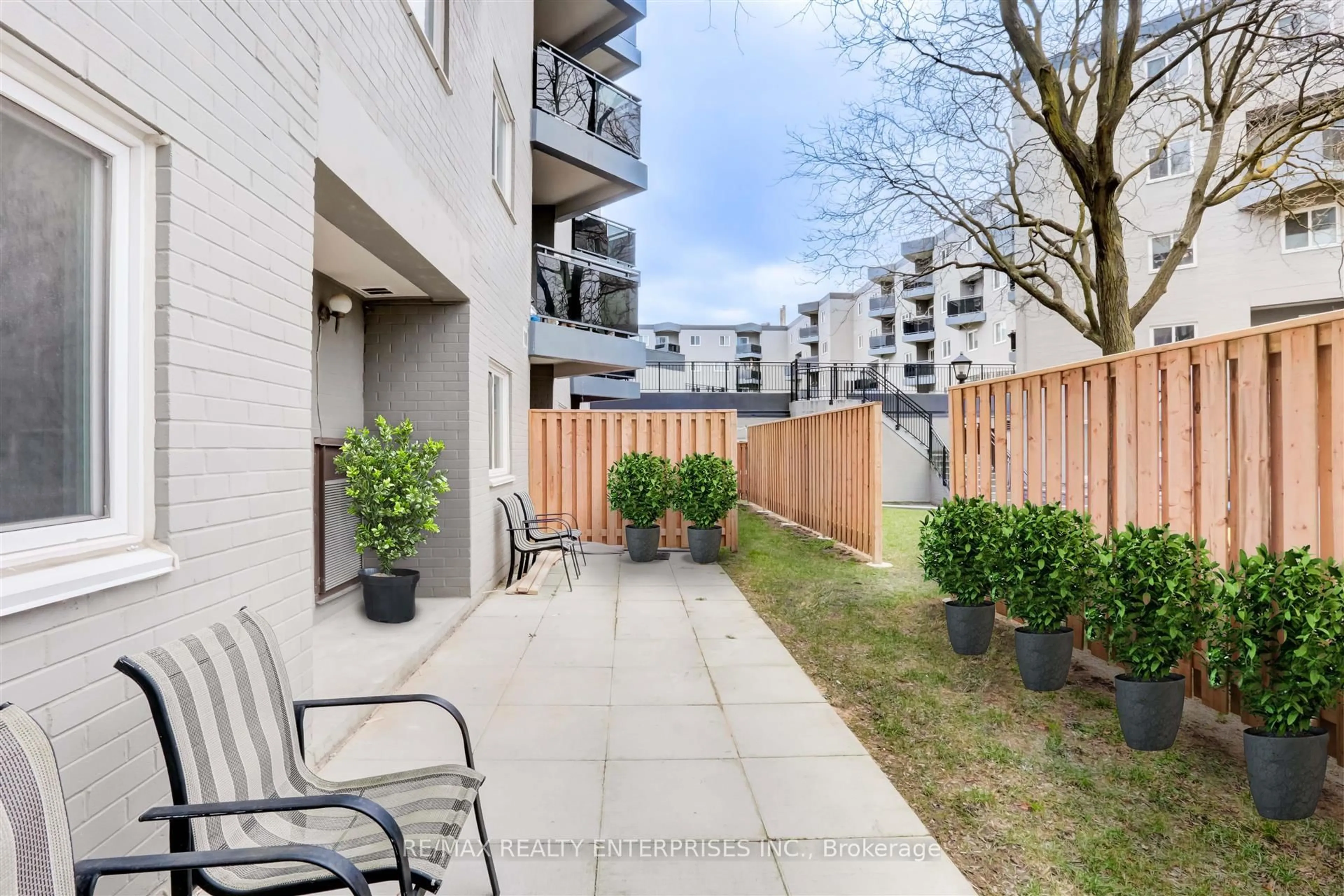 Patio, street for 2001 Bonnymede Dr #110, Mississauga Ontario L5J 4H8