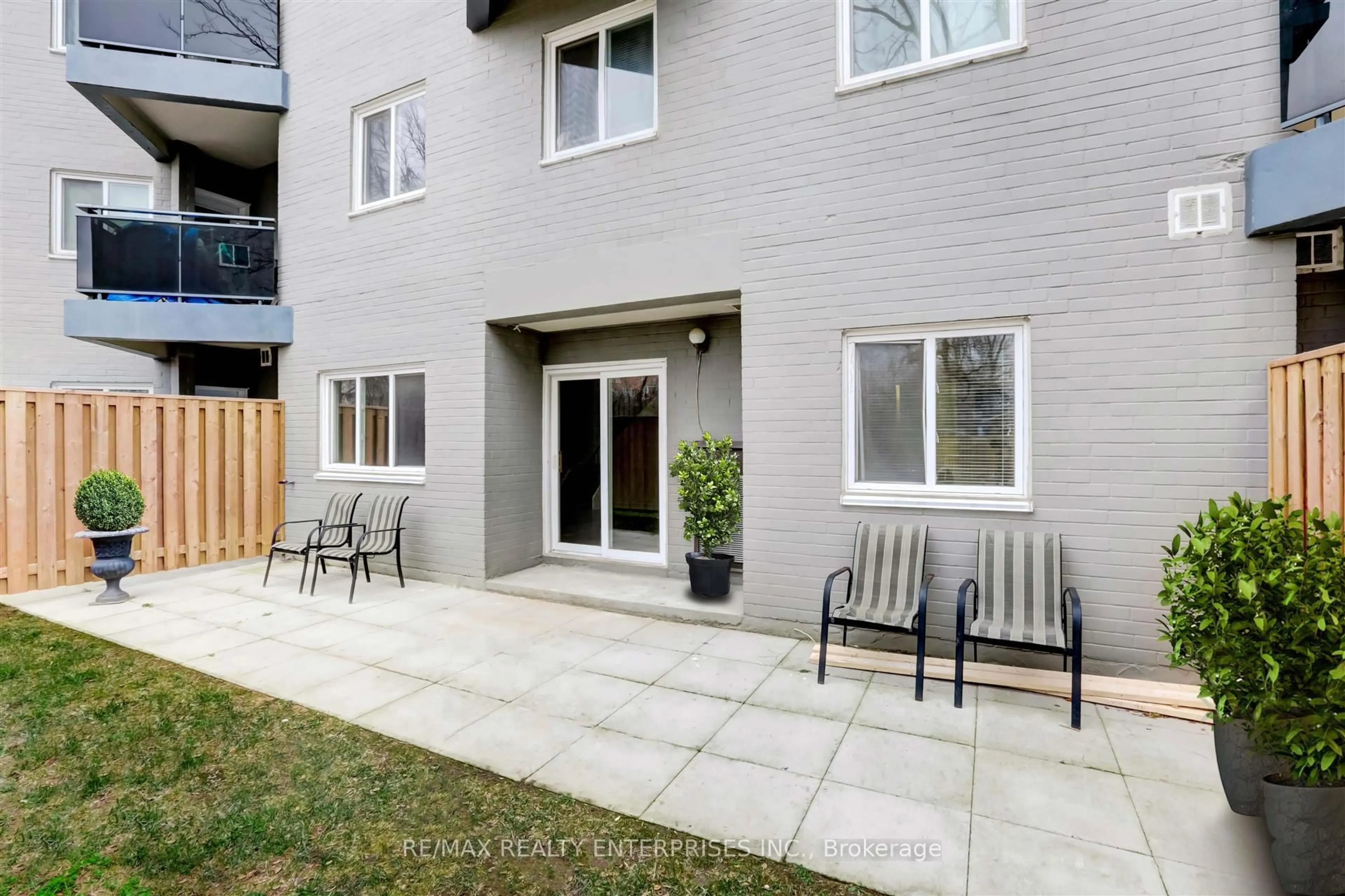Patio, street for 2001 Bonnymede Dr #110, Mississauga Ontario L5J 4H8