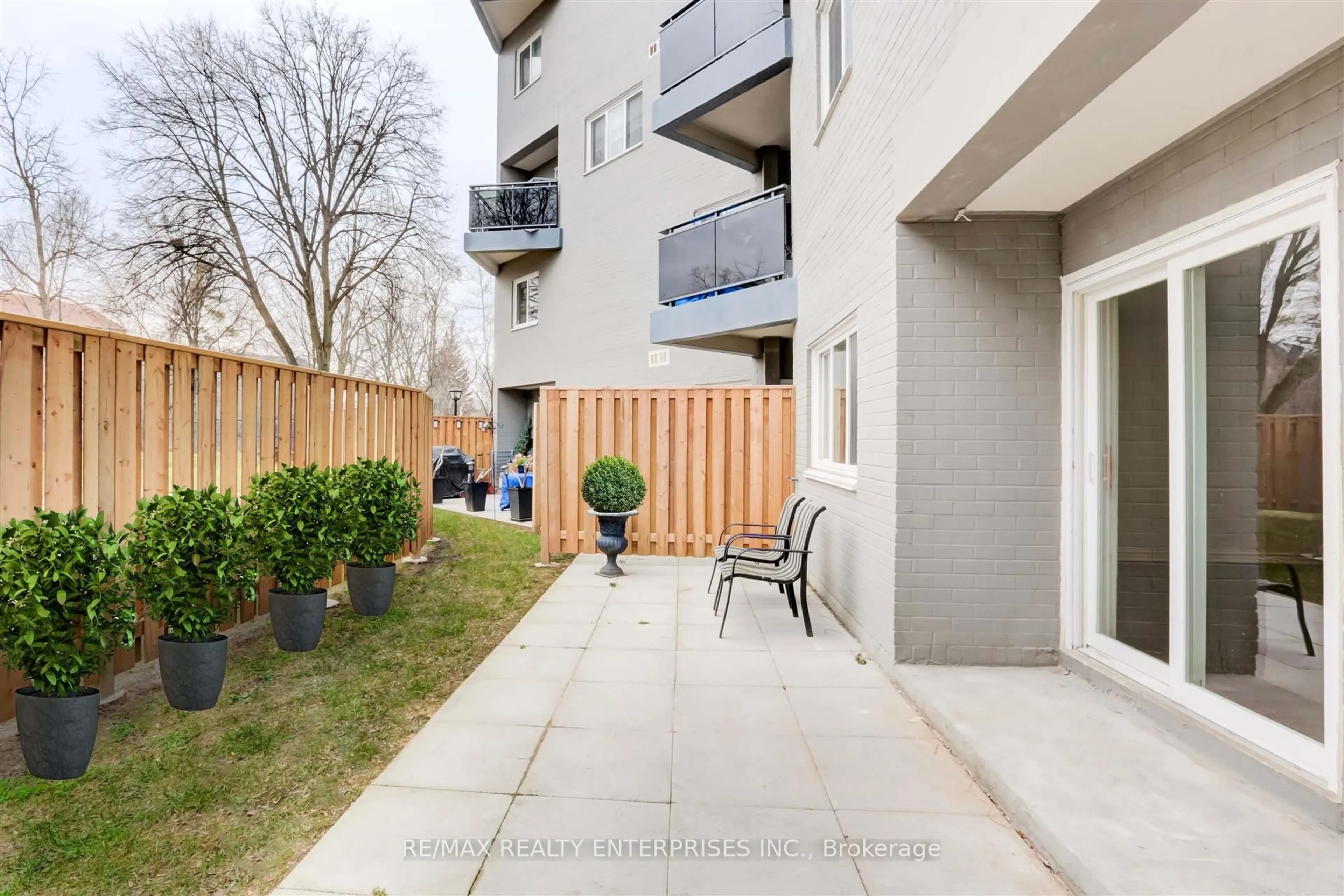 Patio, street for 2001 Bonnymede Dr #110, Mississauga Ontario L5J 4H8