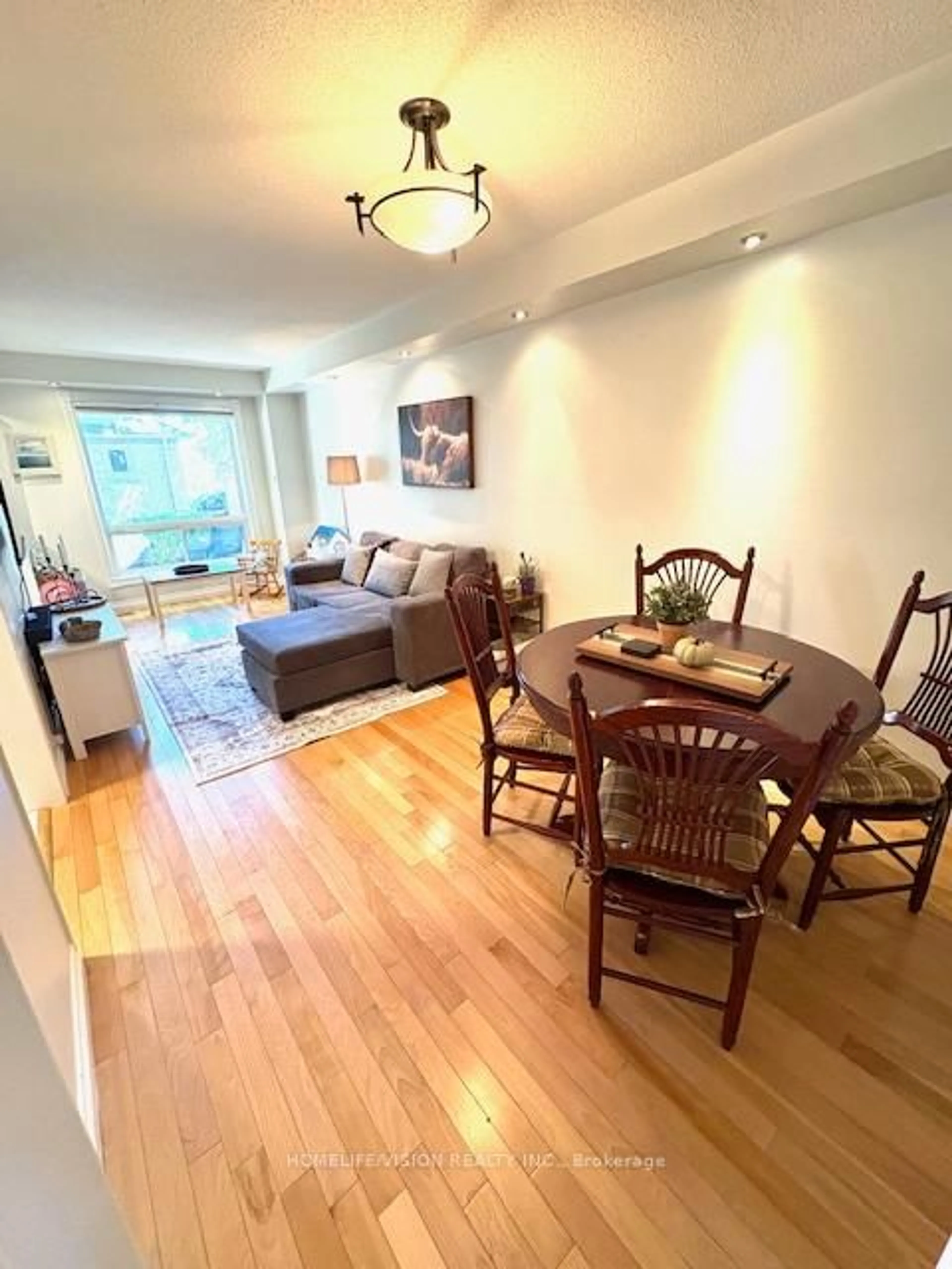 Living room with furniture, wood/laminate floor for 55 Barondale Dr #81, Mississauga Ontario L4Z 3N8