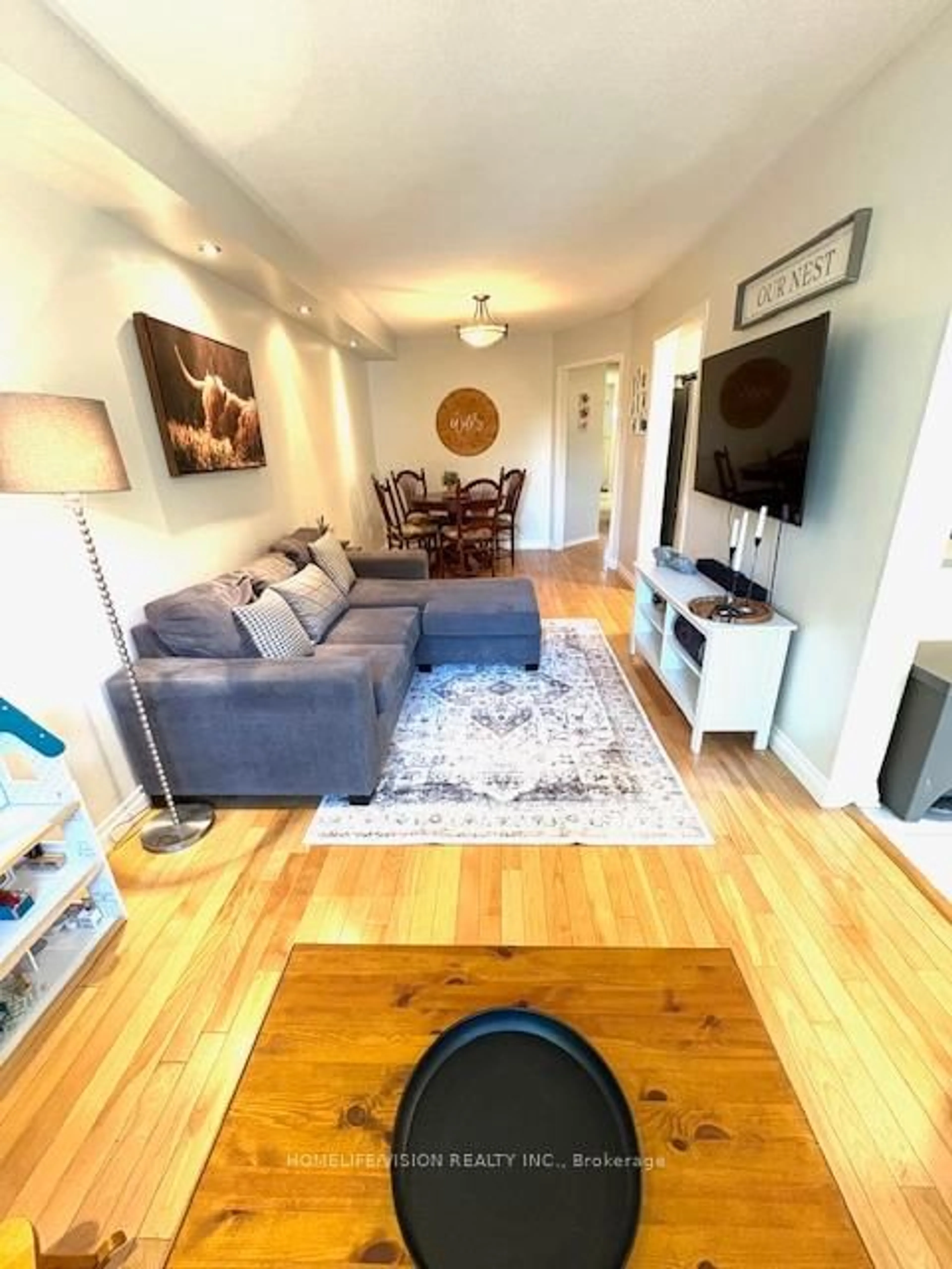 Living room with furniture, wood/laminate floor for 55 Barondale Dr #81, Mississauga Ontario L4Z 3N8