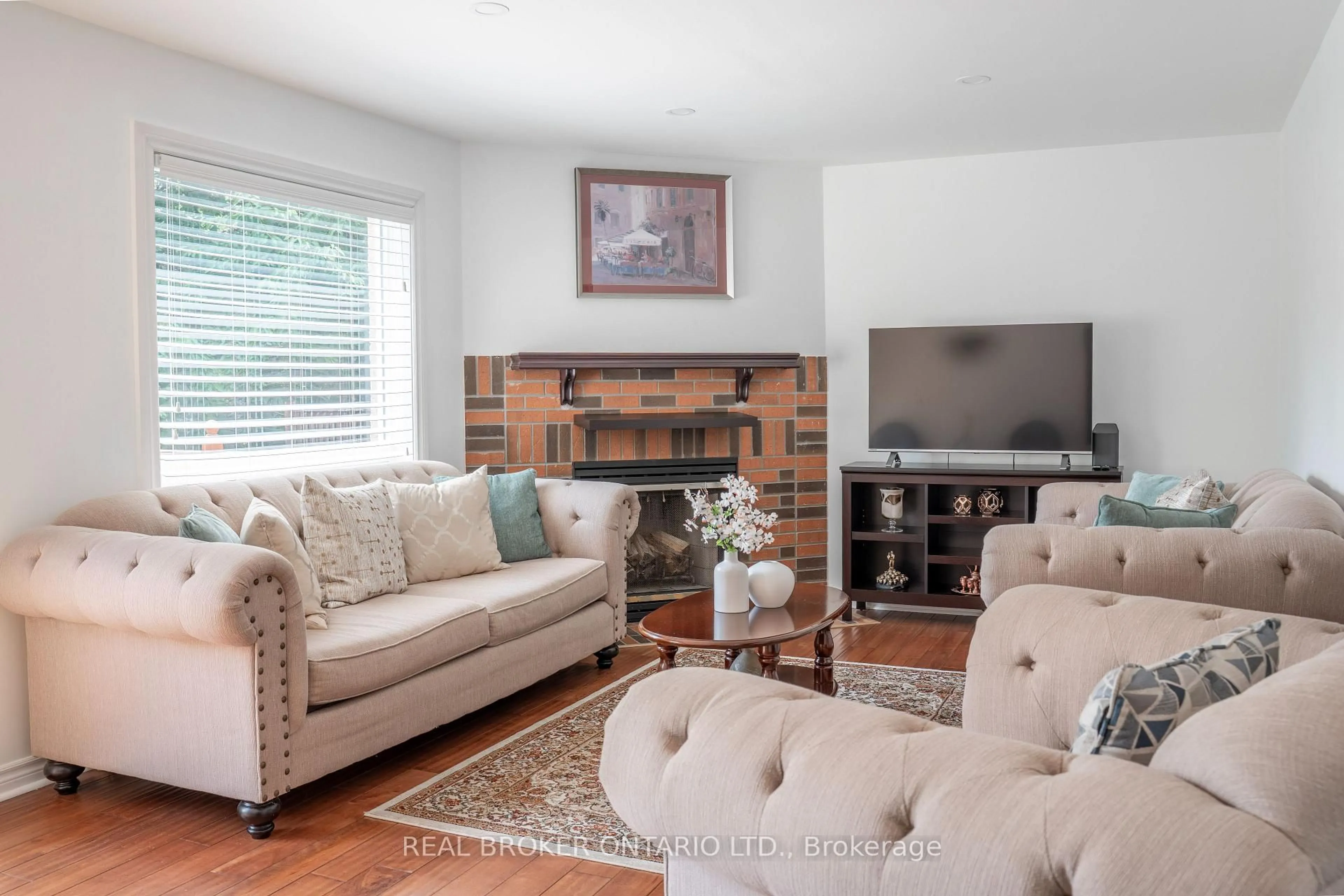 Living room with furniture, unknown for 21 Vivians Cres, Brampton Ontario L6Y 4V1