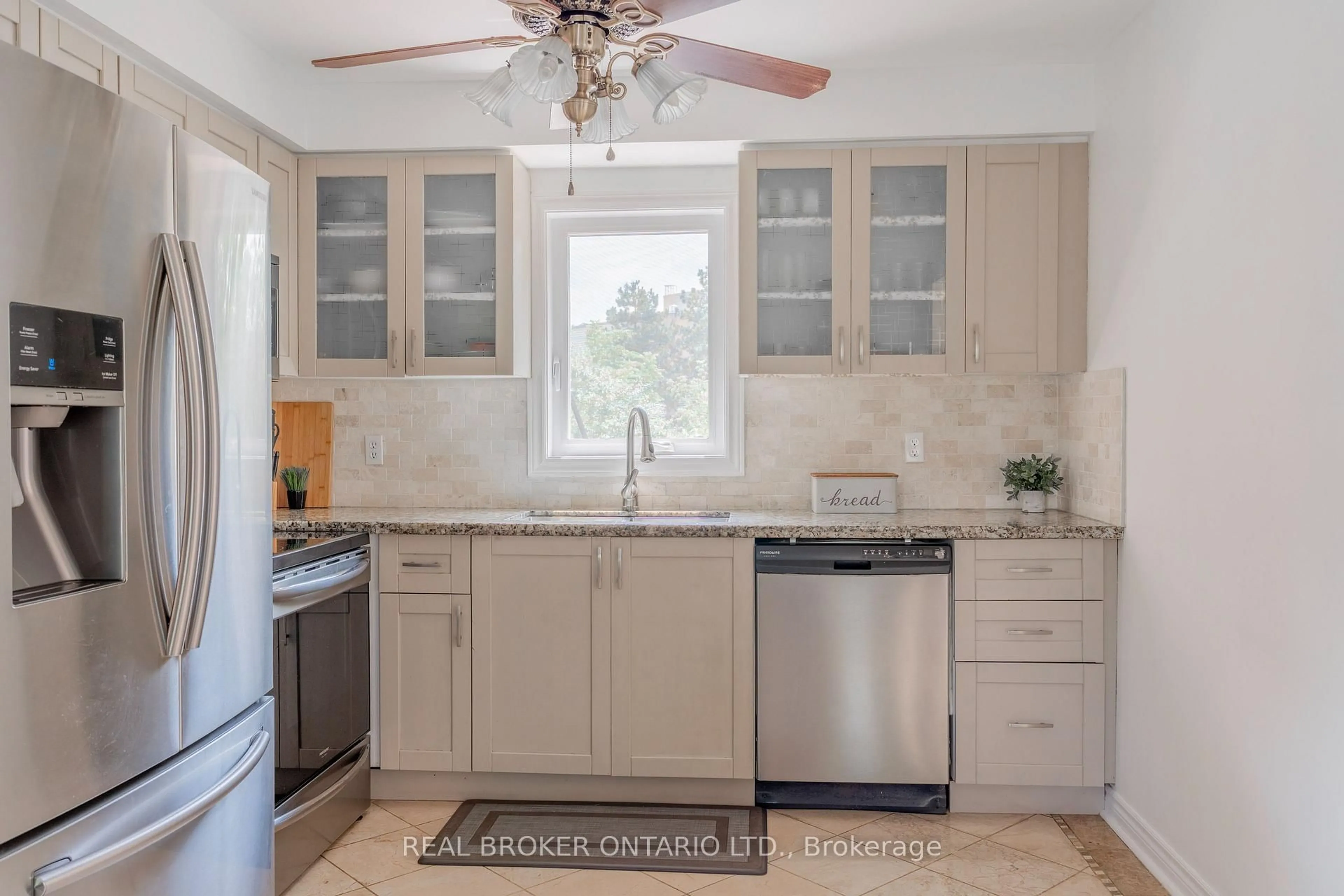 Open concept kitchen, ceramic/tile floor for 21 Vivians Cres, Brampton Ontario L6Y 4V1