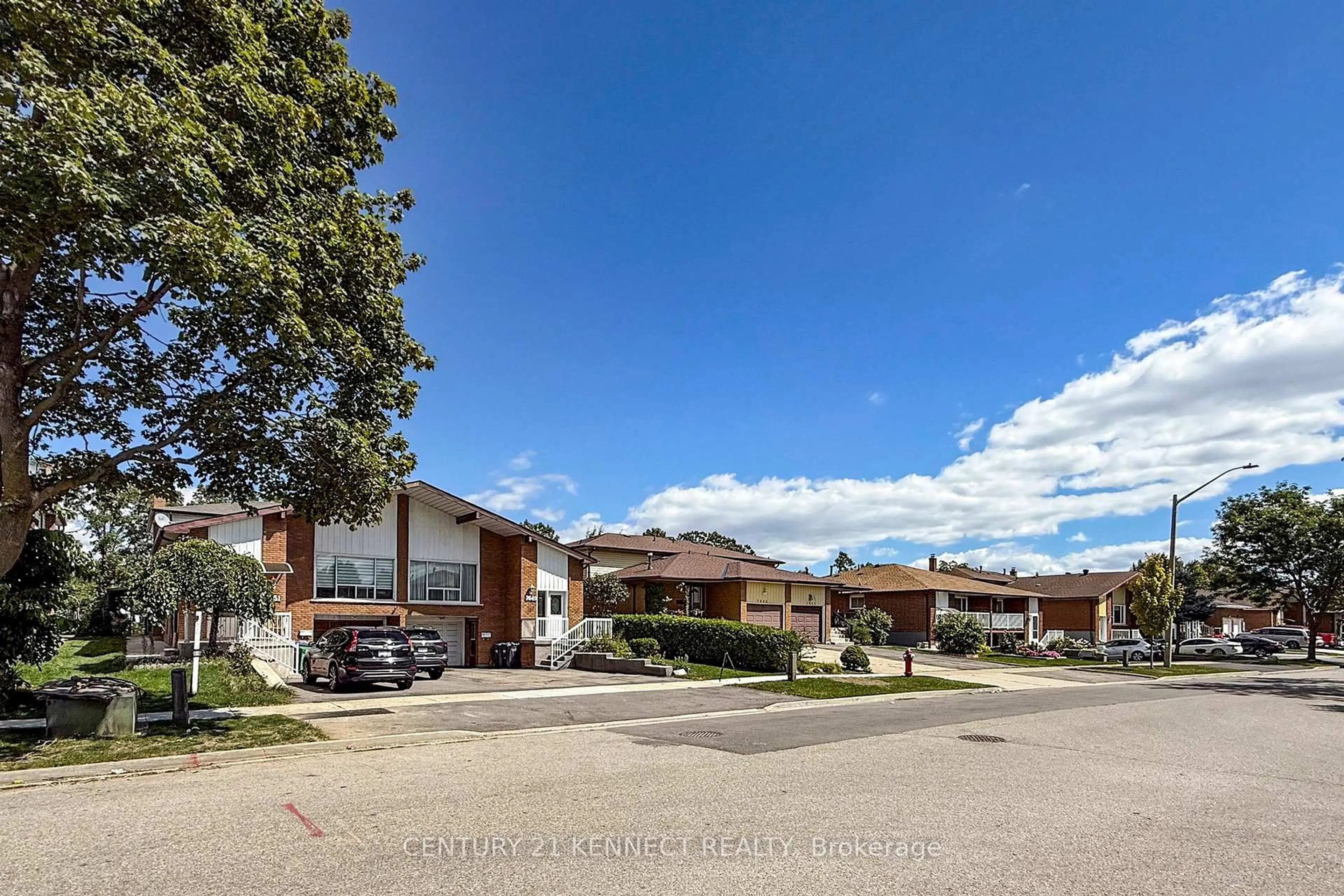 A pic from outside/outdoor area/front of a property/back of a property/a pic from drone, street for 7649 Wildfern Dr, Mississauga Ontario L4T 3P7