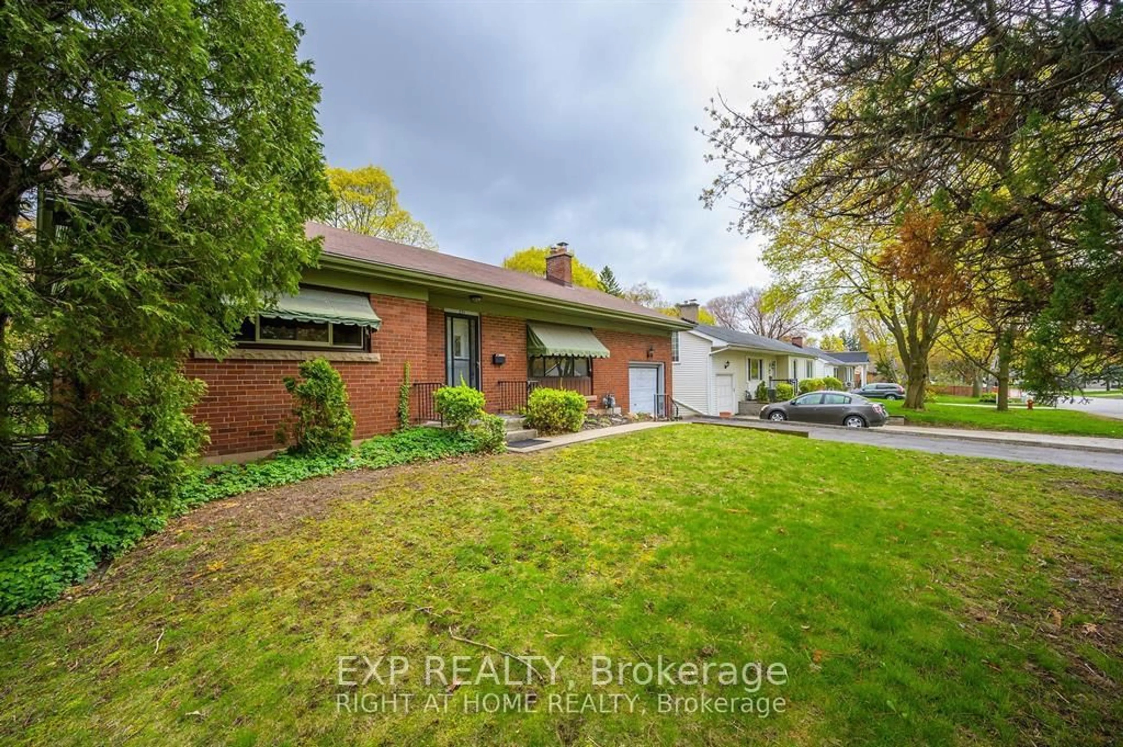 A pic from outside/outdoor area/front of a property/back of a property/a pic from drone, street for 271 Linden Ave, Burlington Ontario L7L 2P4
