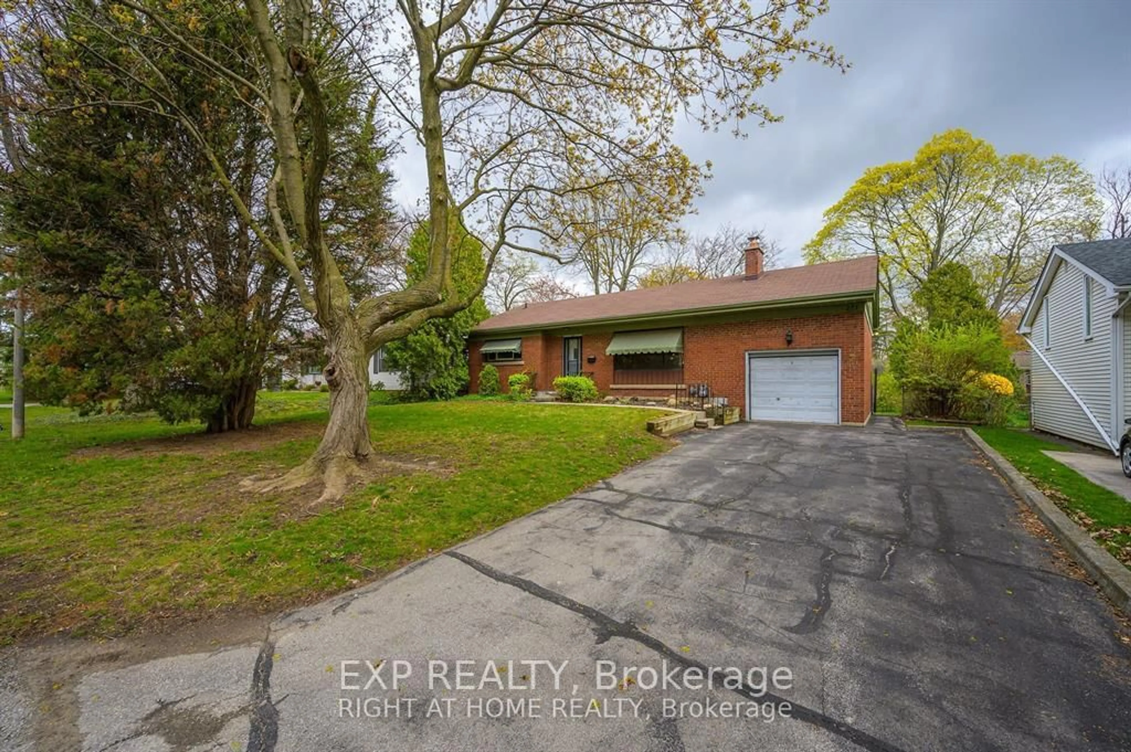 A pic from outside/outdoor area/front of a property/back of a property/a pic from drone, street for 271 Linden Ave, Burlington Ontario L7L 2P4