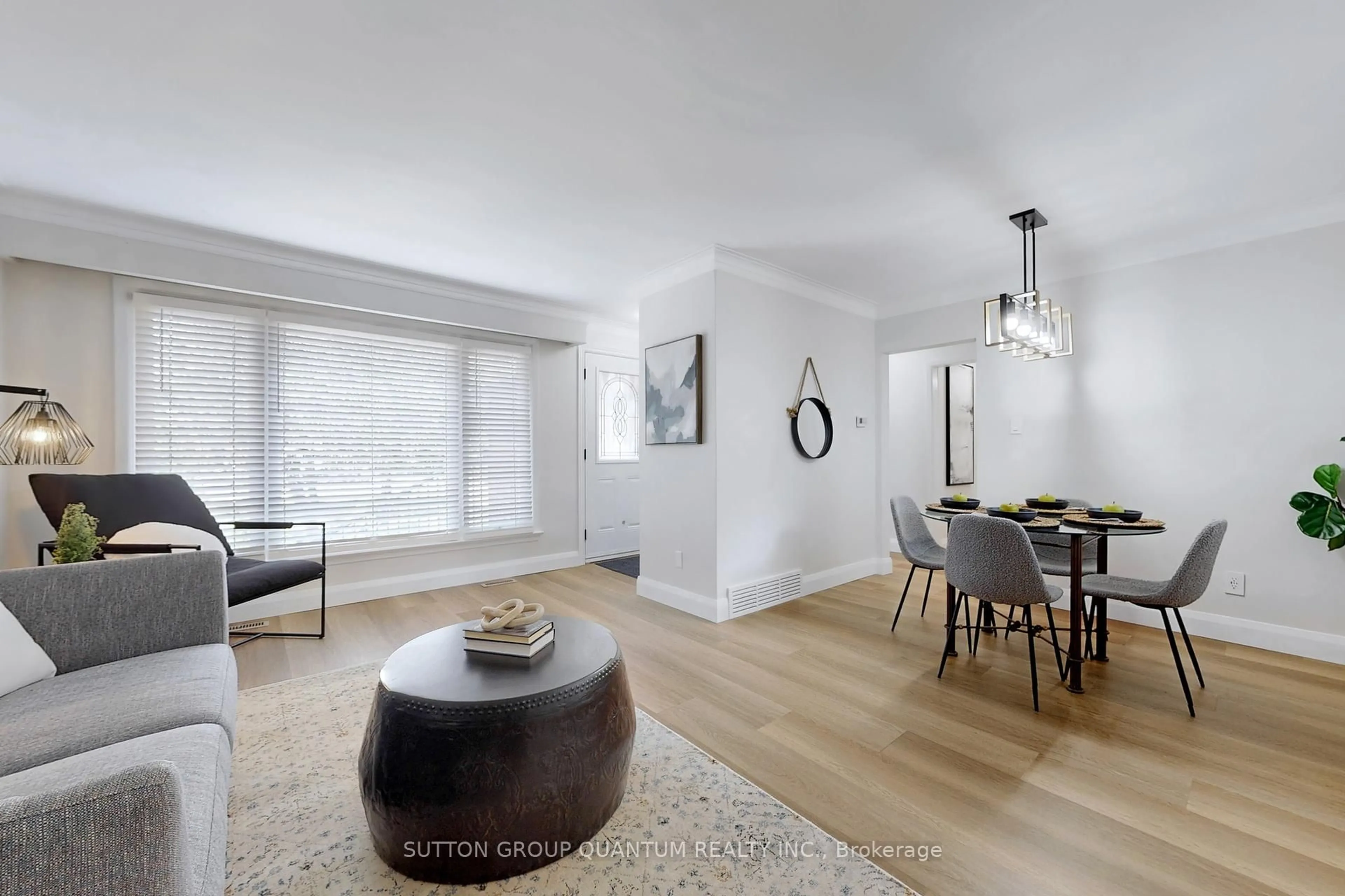 Living room with furniture, unknown for 550 Third Line, Oakville Ontario L6L 4A7