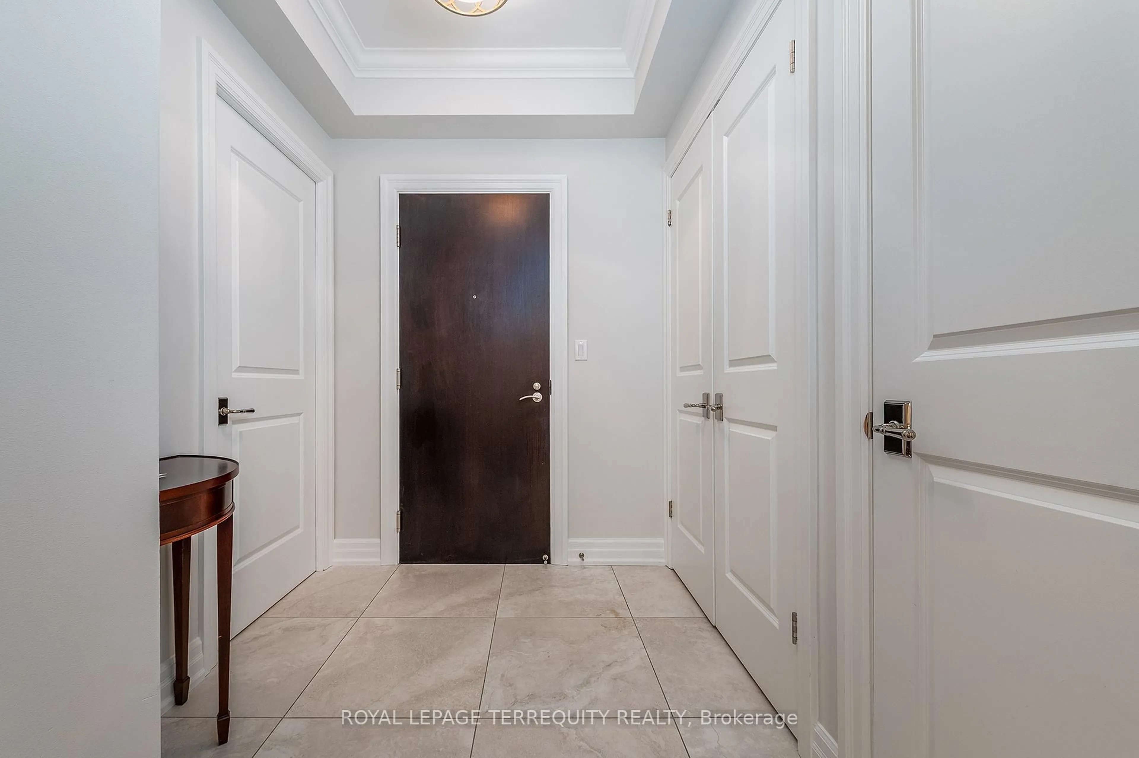 Indoor entryway for 2855 Bloor St #414, Toronto Ontario M8X 3A1