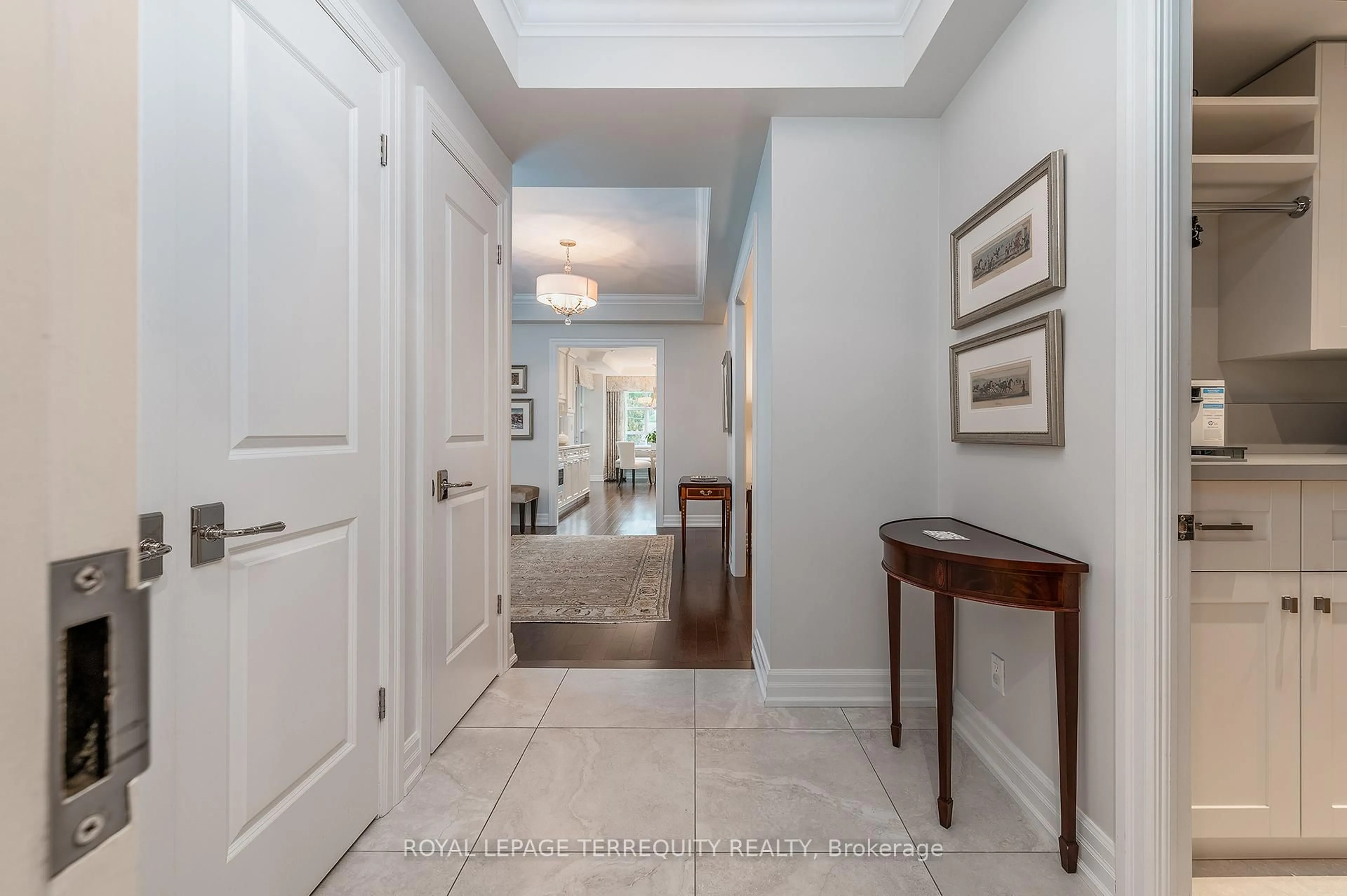 Indoor entryway for 2855 Bloor St #414, Toronto Ontario M8X 3A1