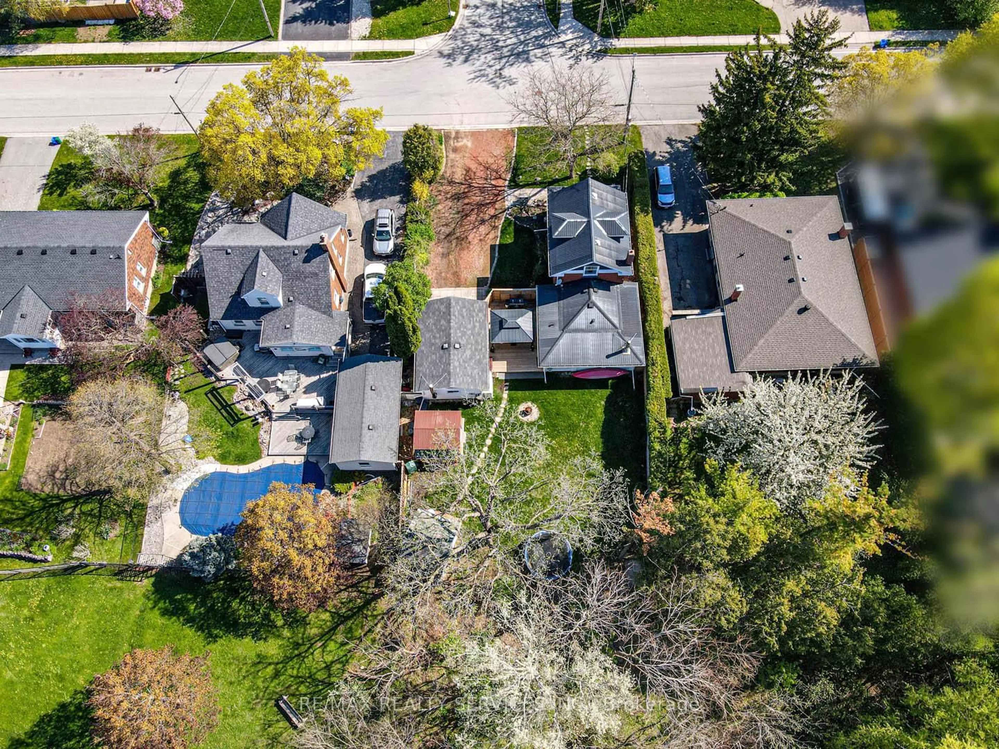 A pic from outside/outdoor area/front of a property/back of a property/a pic from drone, street for 112 Court St, Milton Ontario L9T 2S3