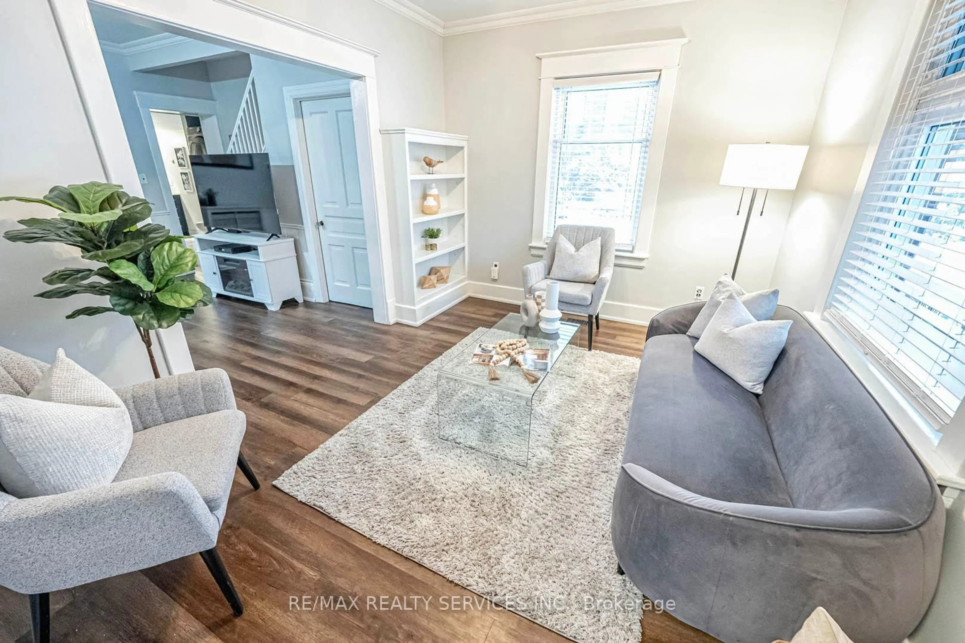 Living room with furniture, wood/laminate floor for 112 Court St, Milton Ontario L9T 2S3