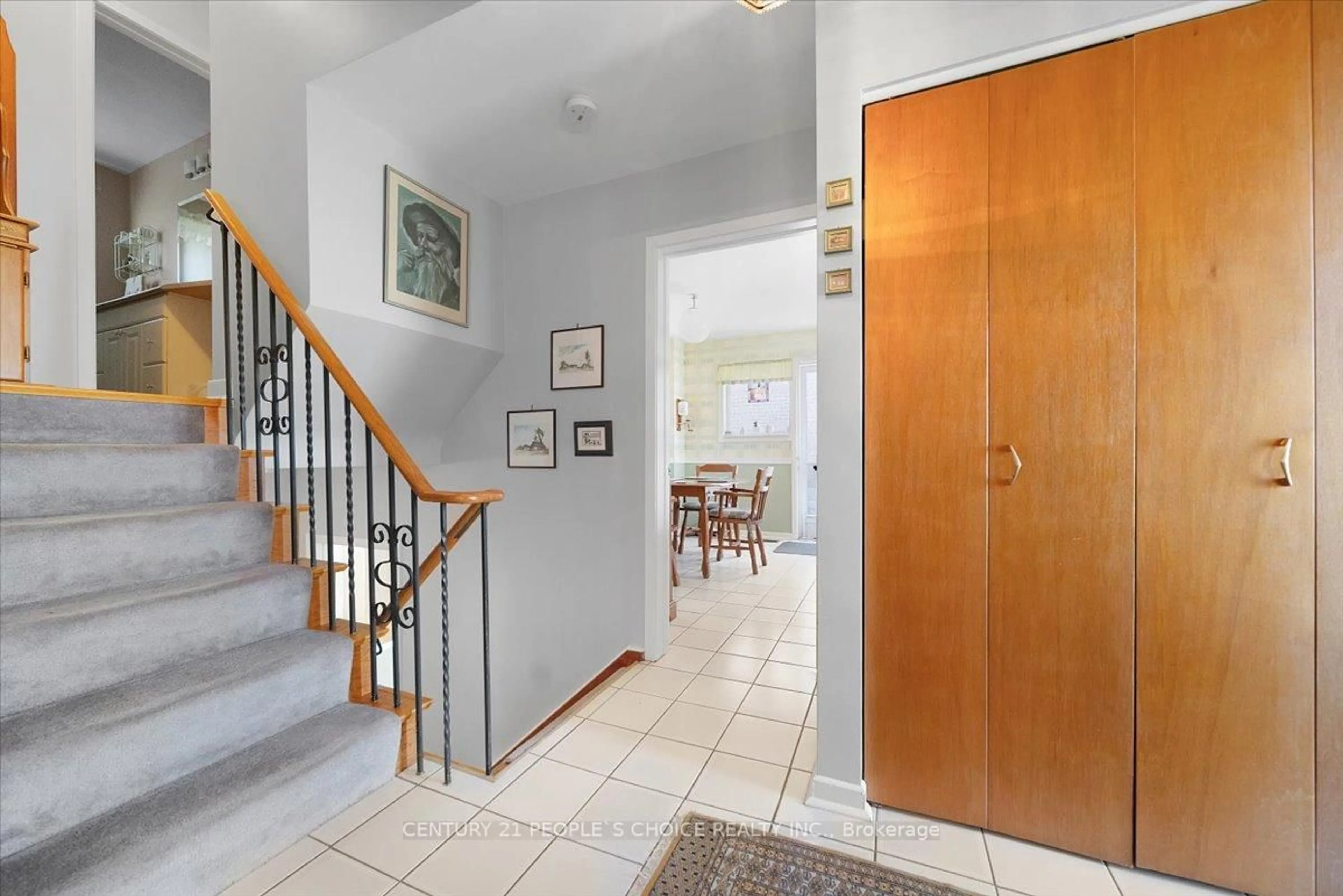Indoor foyer for 2374 Truscott Dr, Mississauga Ontario L5J 2B2