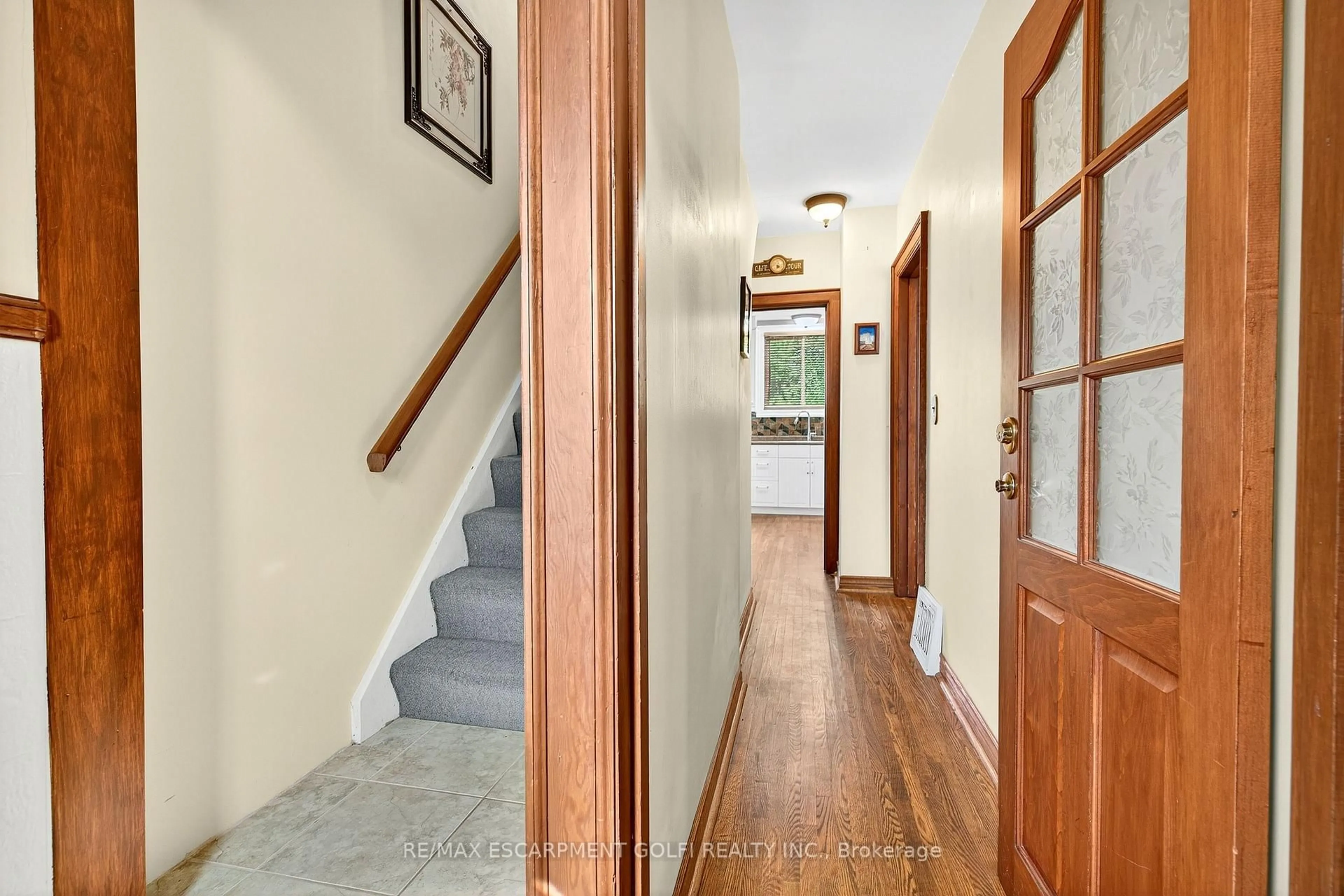 Indoor entryway for 1025 KING Rd, Burlington Ontario L7T 3L5