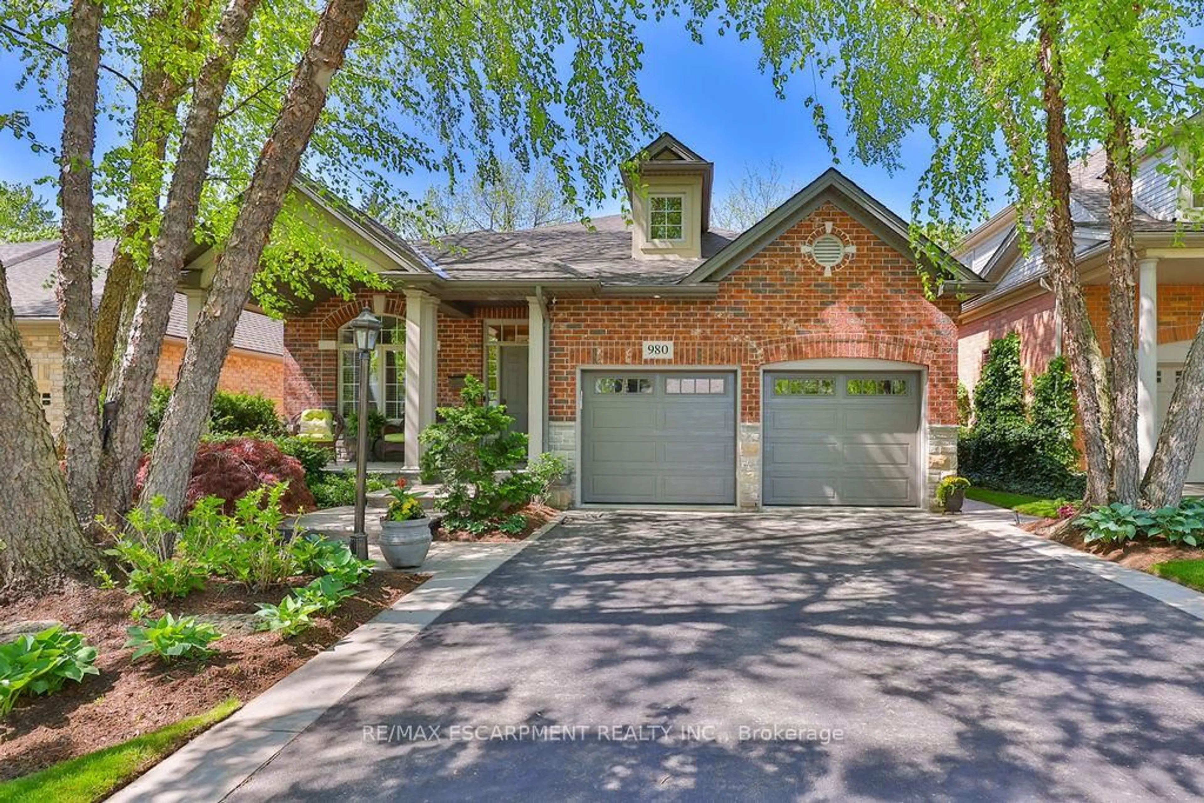 Home with brick exterior material, street for 980 GORTON Ave, Burlington Ontario L7T 1S5