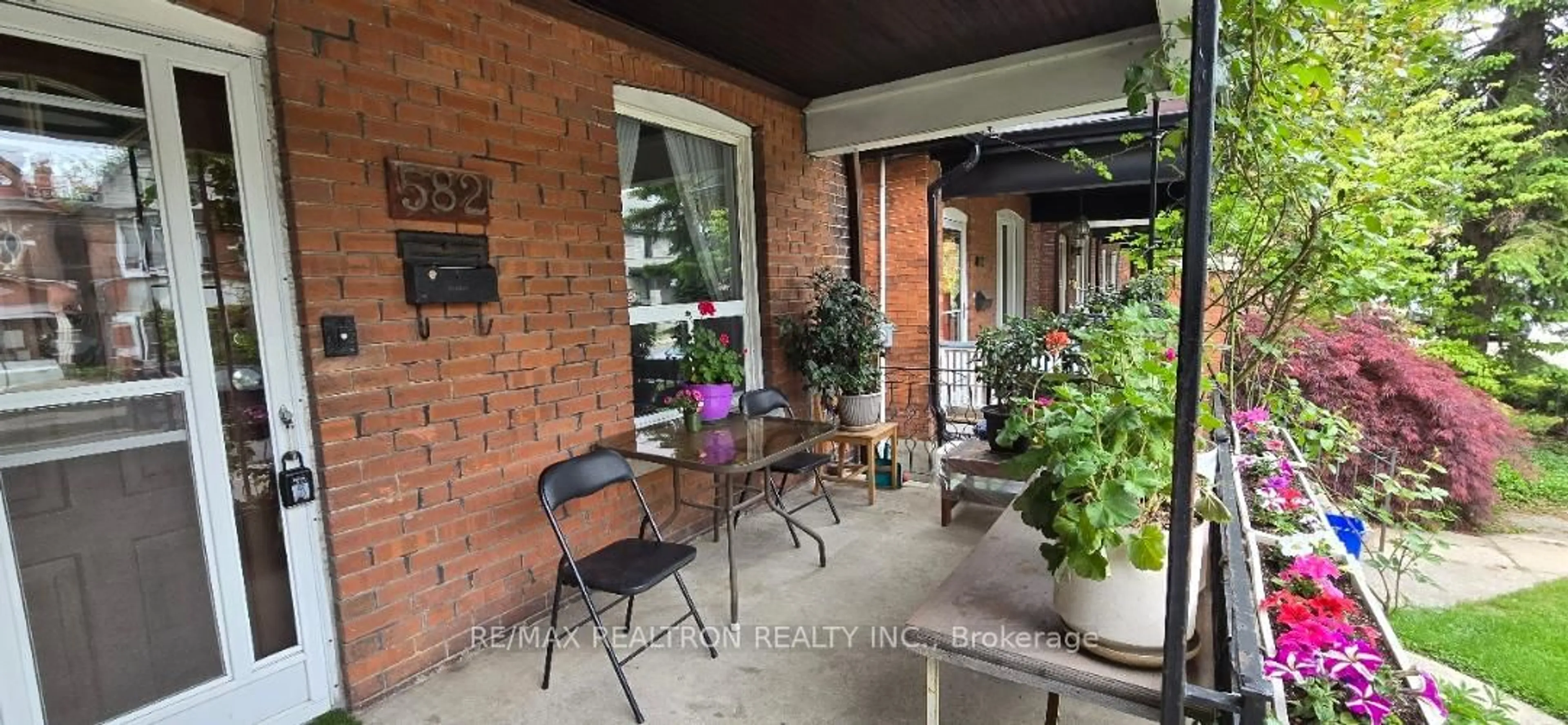 Patio, street for 582 Runnymede Rd, Toronto Ontario M6S 2Z7