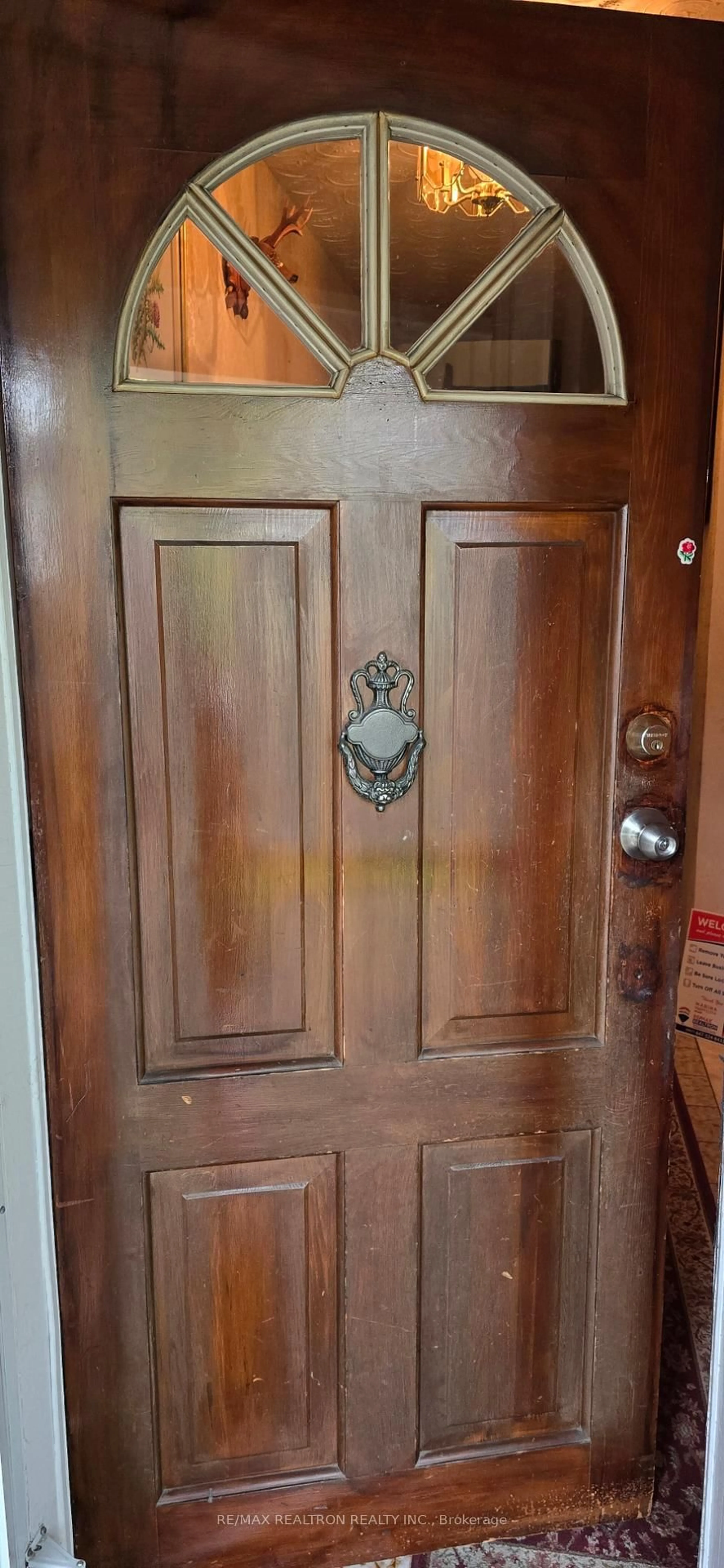 Indoor entryway for 582 Runnymede Rd, Toronto Ontario M6S 2Z7