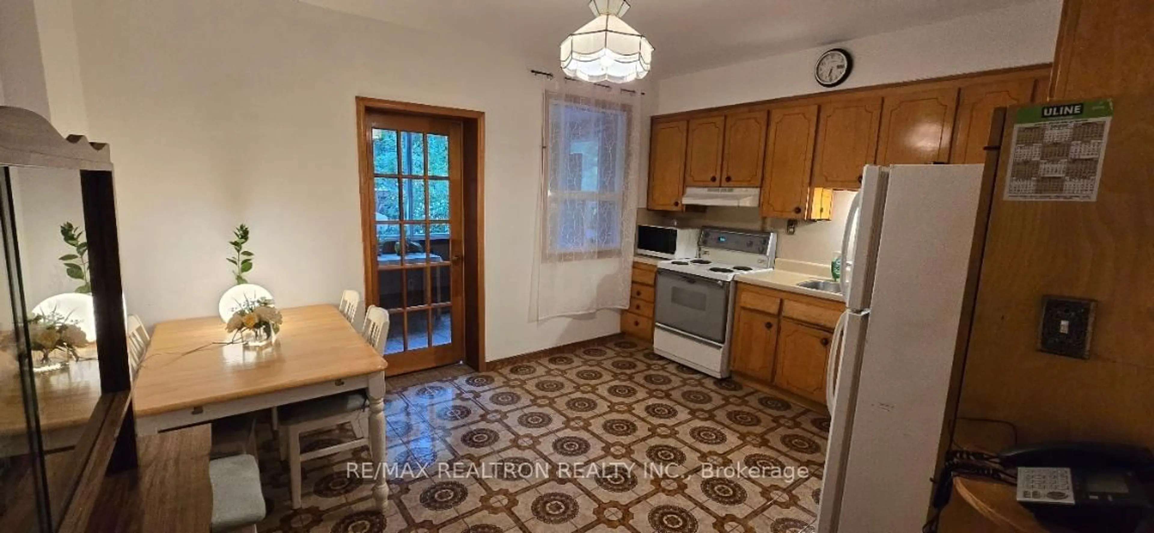 Standard kitchen, ceramic/tile floor for 582 Runnymede Rd, Toronto Ontario M6S 2Z7