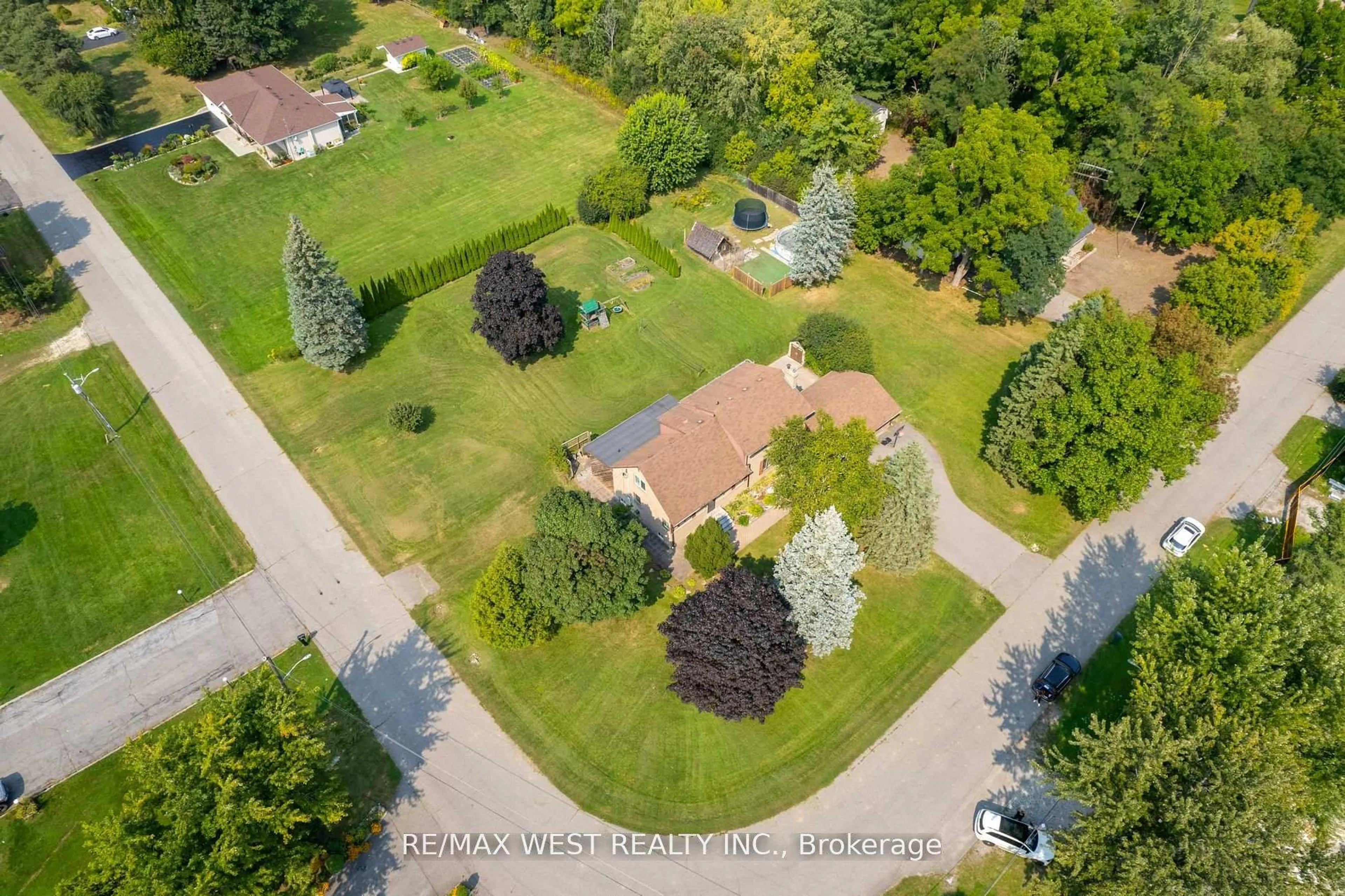 A pic from outside/outdoor area/front of a property/back of a property/a pic from drone, street for 45 Marysfield Dr, Brampton Ontario L6P 0J2