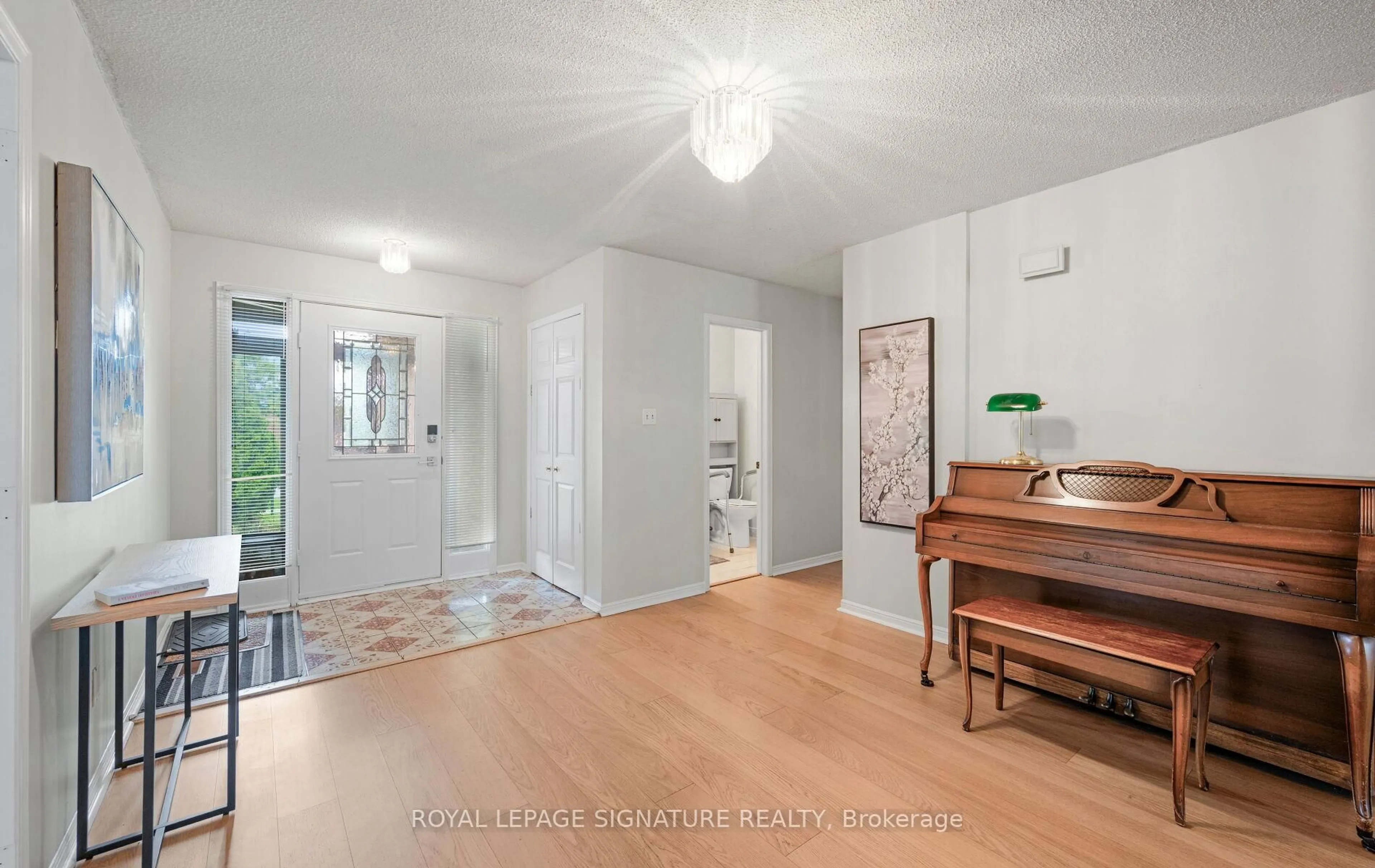 Indoor entryway for 4205 Sawmill Valley Dr, Mississauga Ontario L5L 3H1