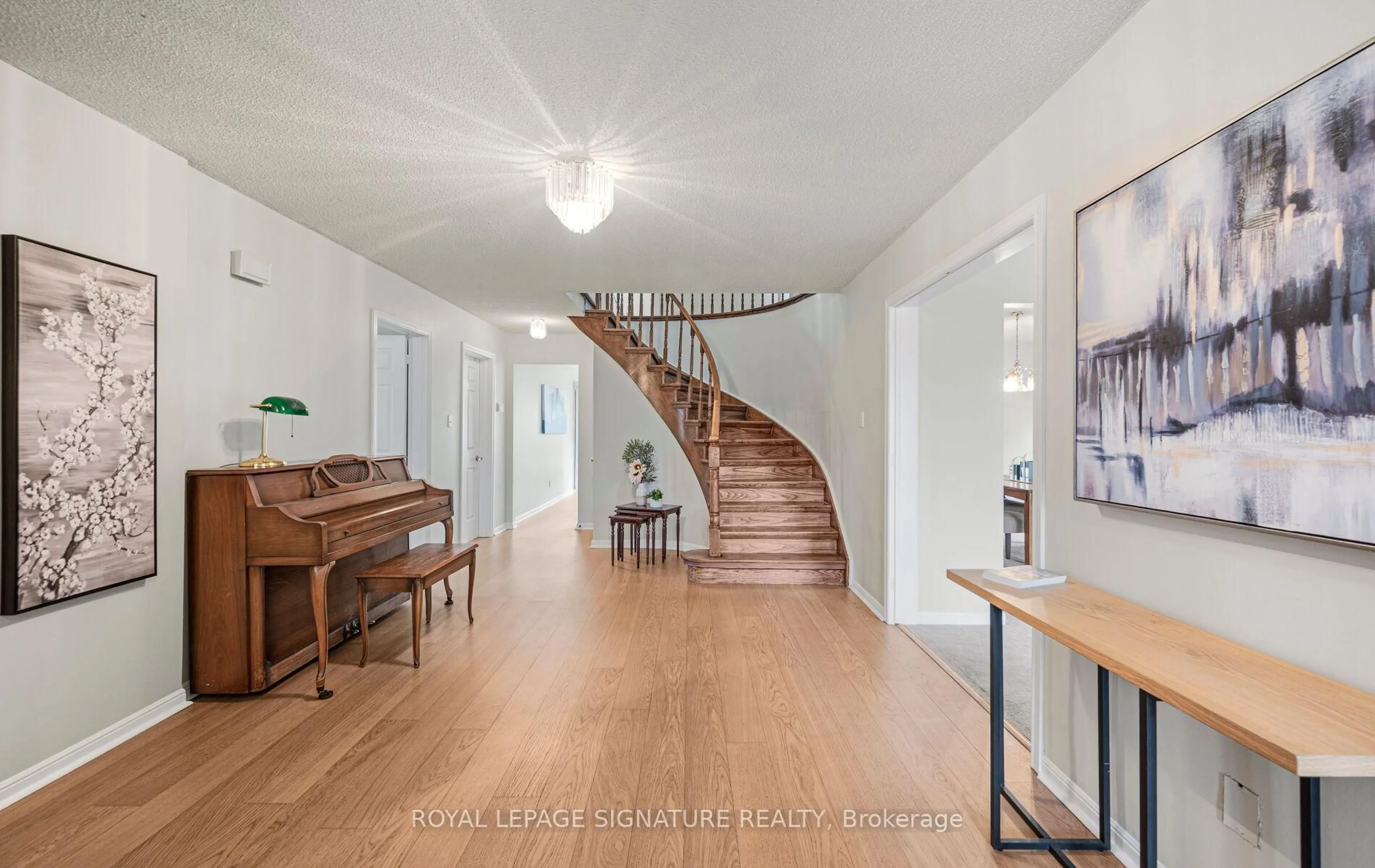 Indoor foyer for 4205 Sawmill Valley Dr, Mississauga Ontario L5L 3H1