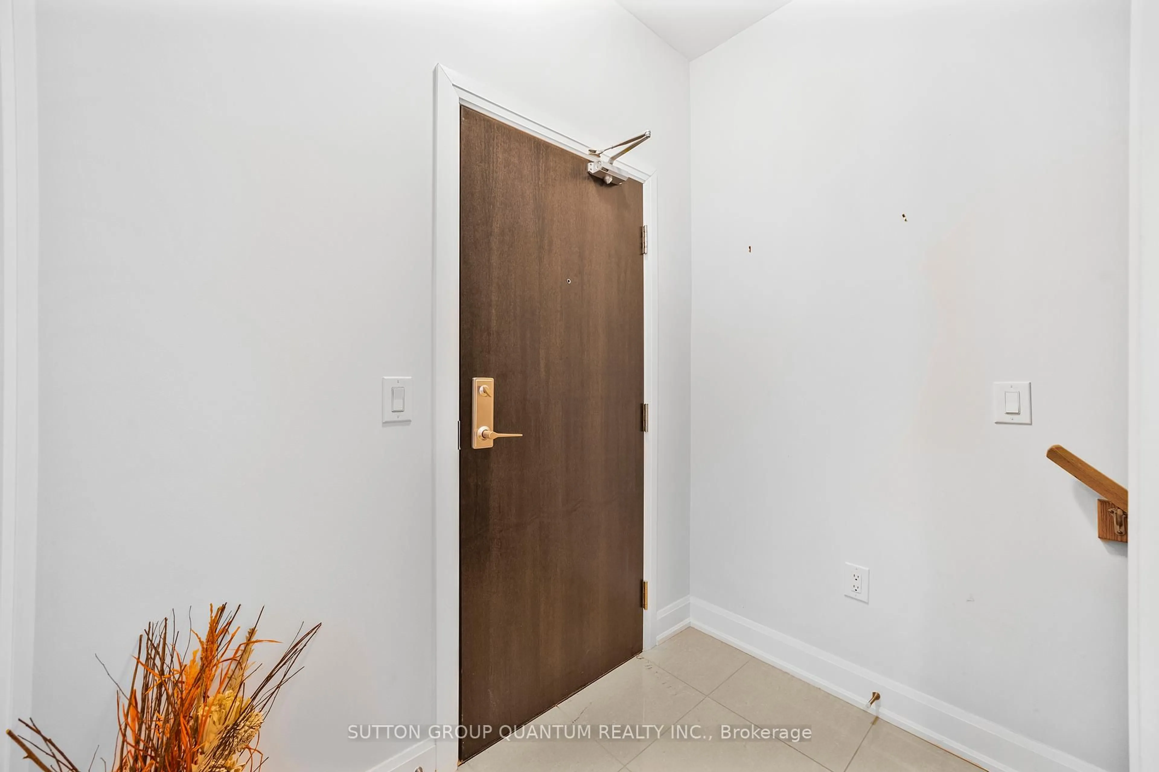 Indoor entryway for 275 Roxton Rd #201, Oakville Ontario L6H 7K3