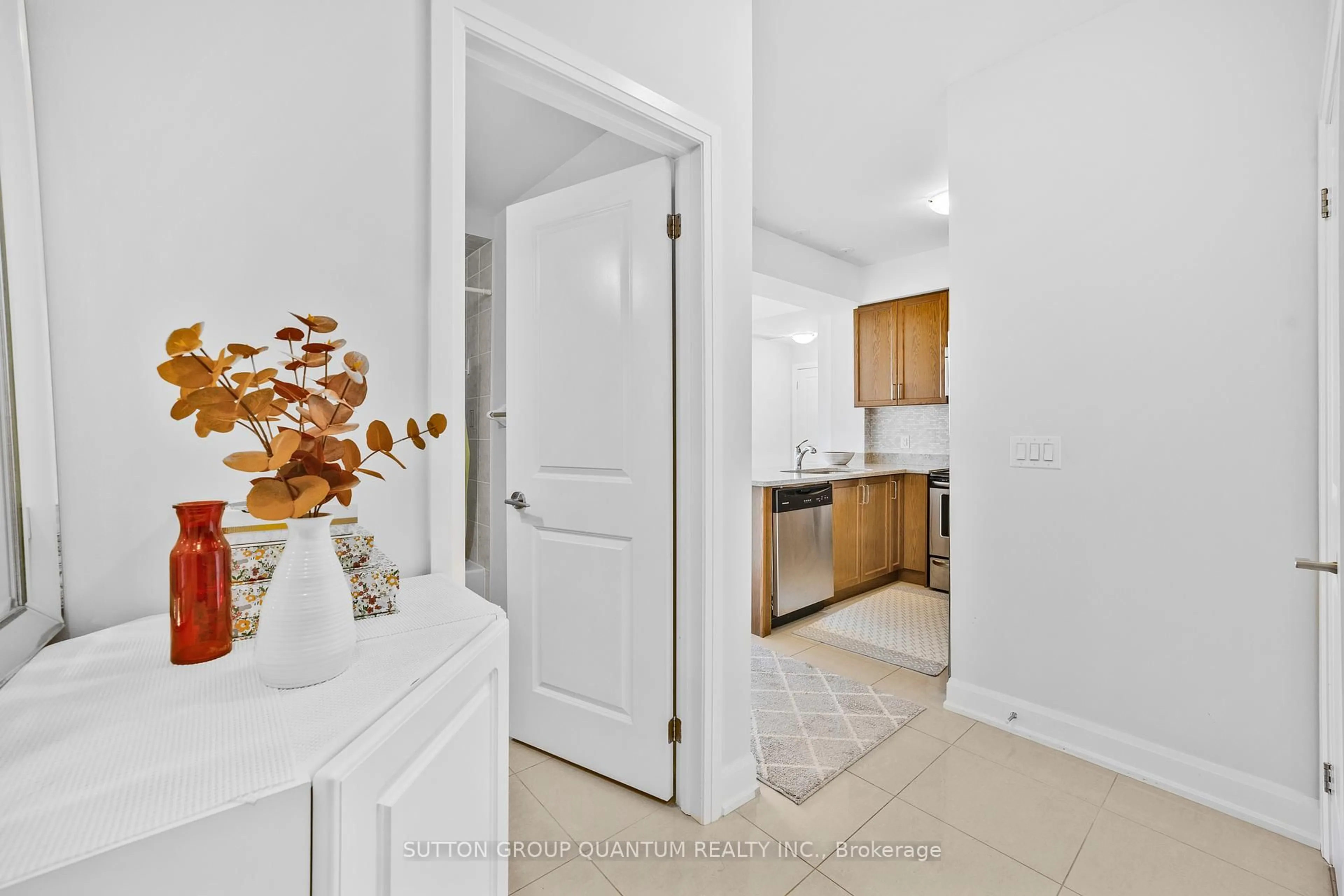 Indoor entryway for 275 Roxton Rd #201, Oakville Ontario L6H 7K3