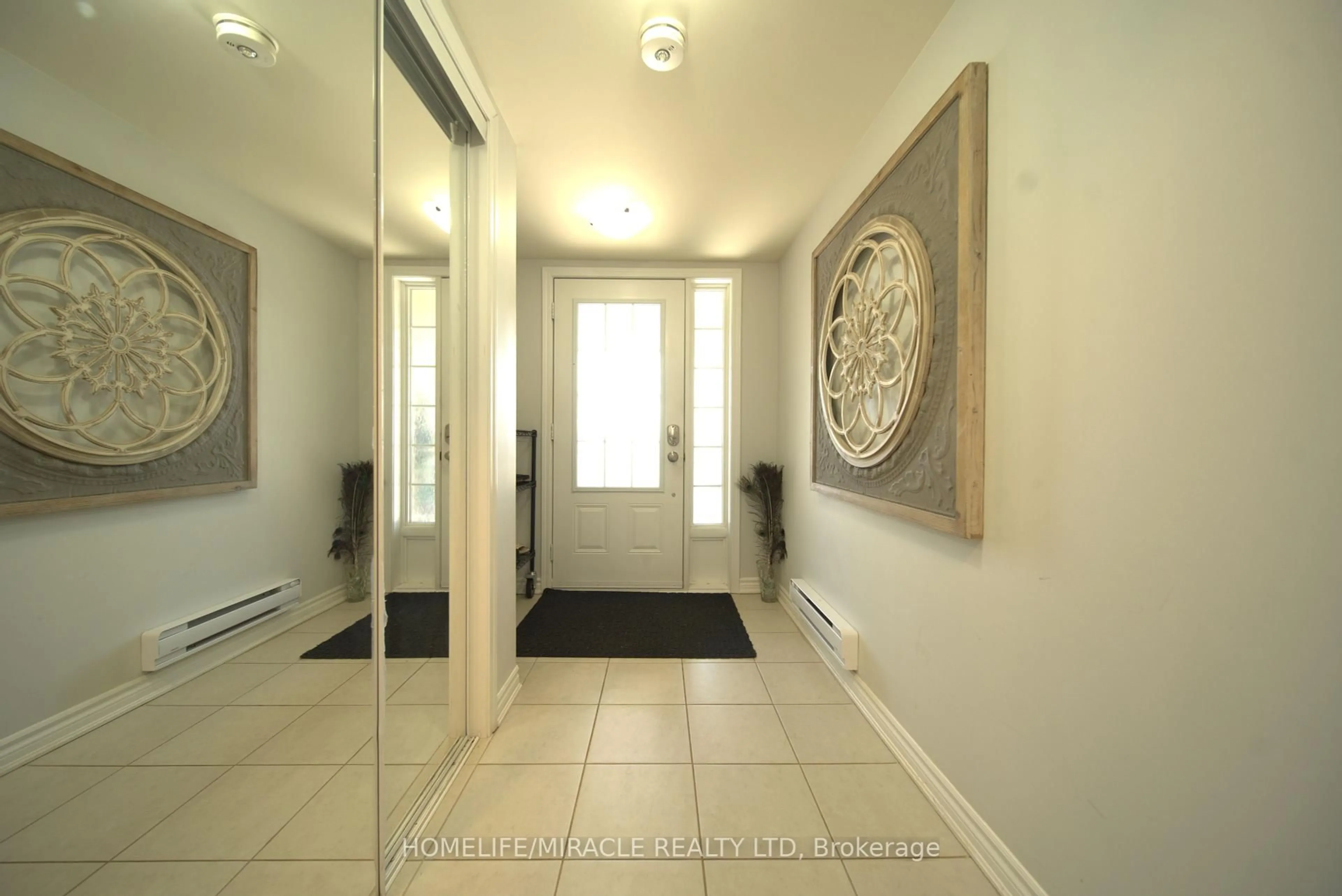 Indoor foyer for 43 Baycliffe Cres, Brampton Ontario L1P 1W8