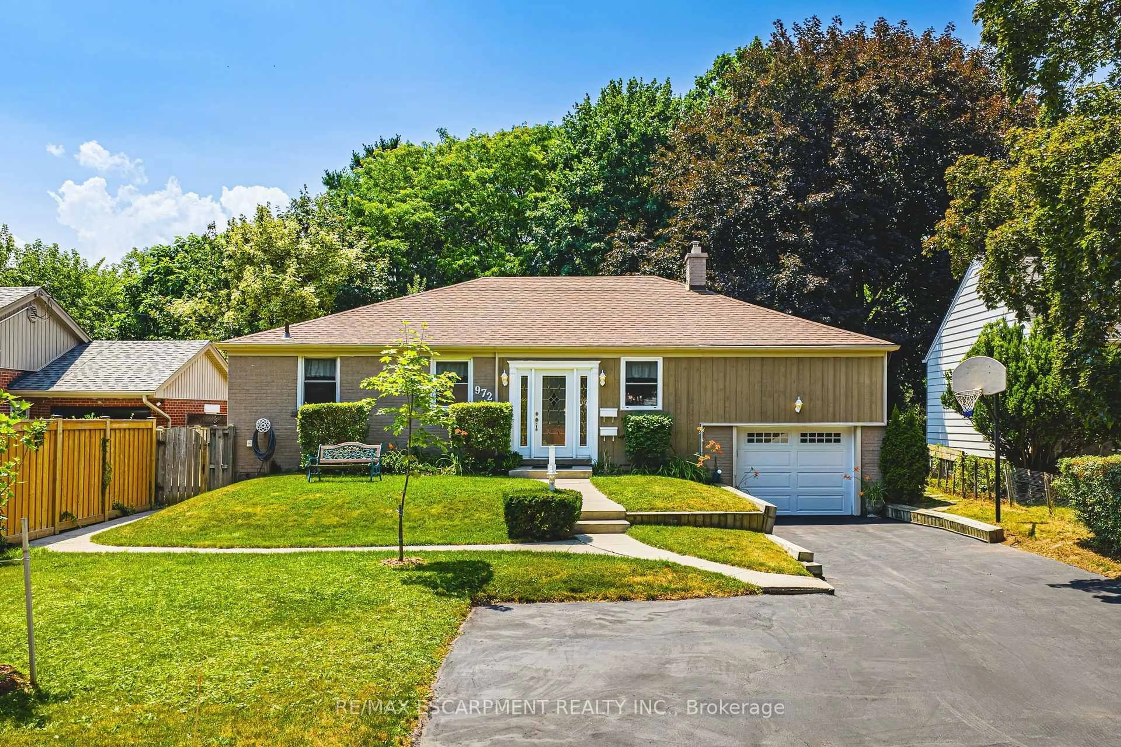 Home with vinyl exterior material, street for 972 Kingsway Dr, Burlington Ontario L7T 3J2
