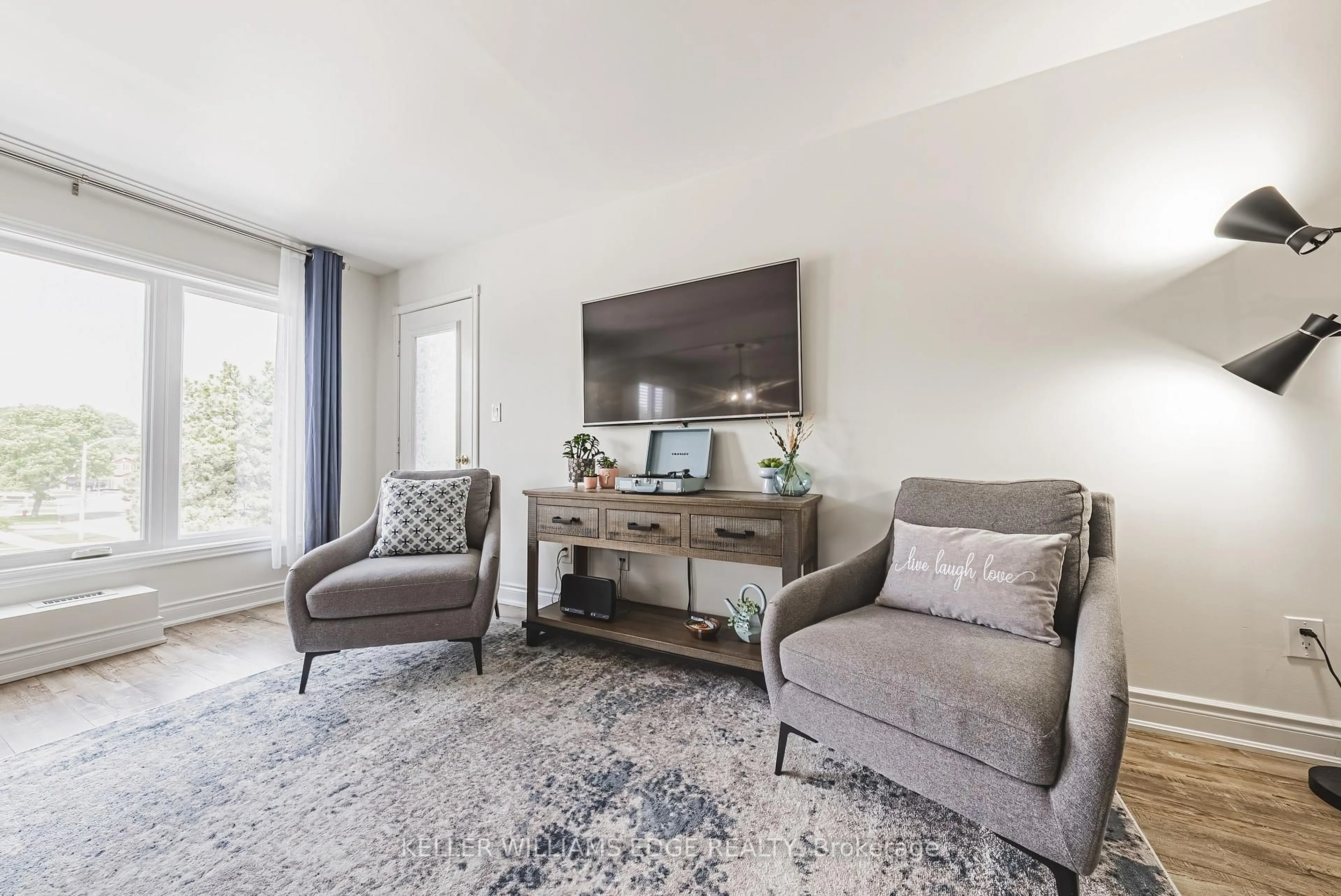 Living room with furniture, carpet floor for 3050 Pinemeadow Dr #30, Burlington Ontario L7M 3X5