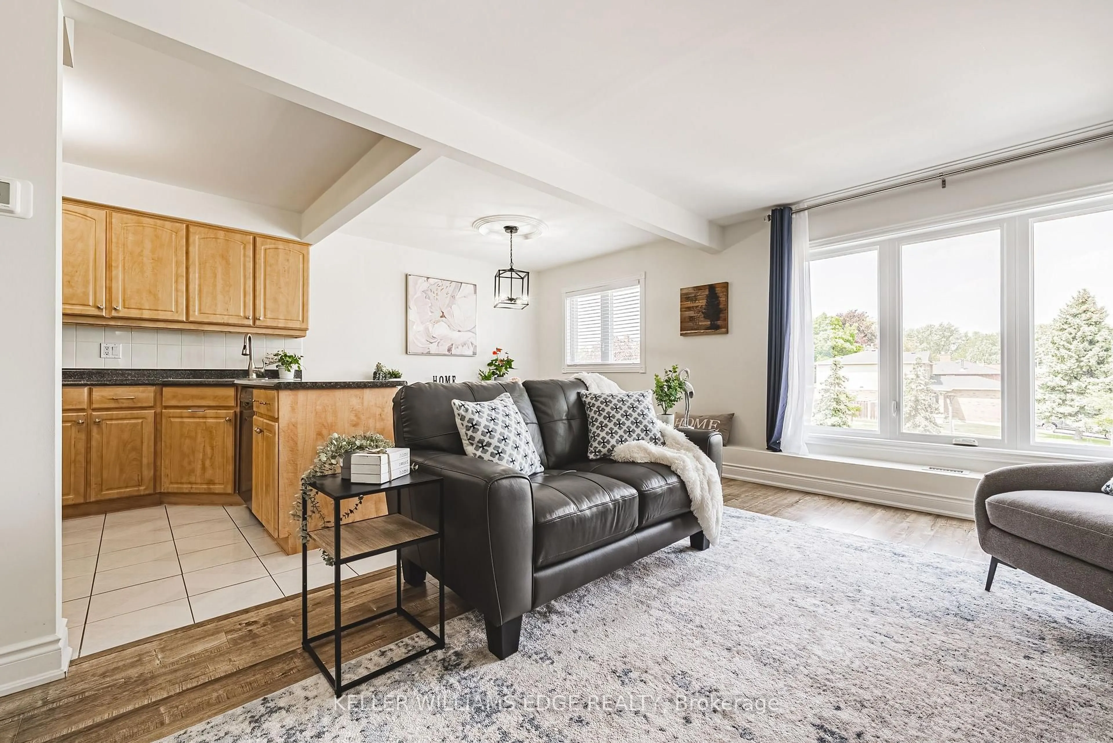 Living room with furniture, unknown for 3050 Pinemeadow Dr #30, Burlington Ontario L7M 3X5