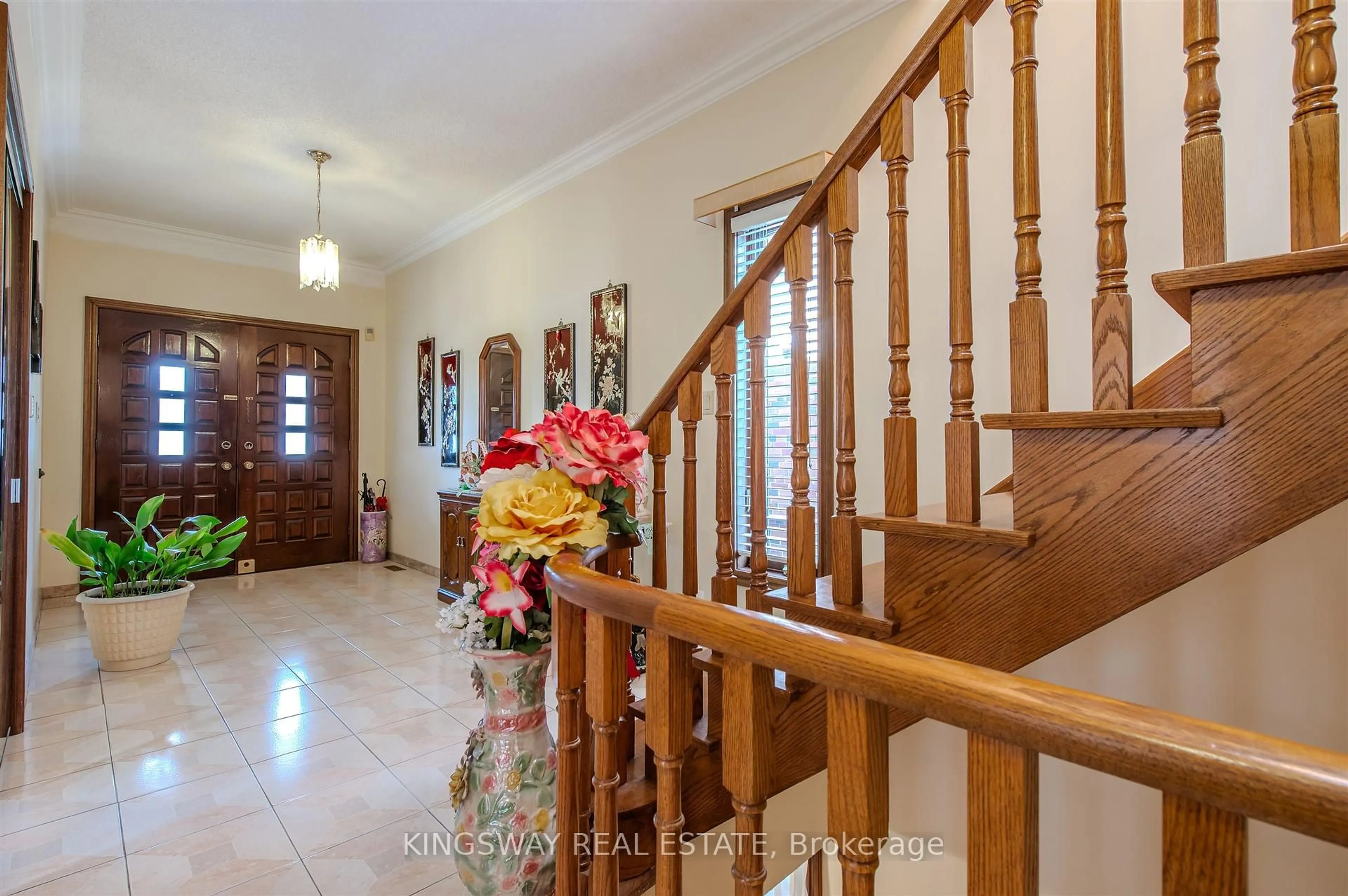 Indoor foyer for 27 Mulholland Ave, Toronto Ontario M6A 2S1