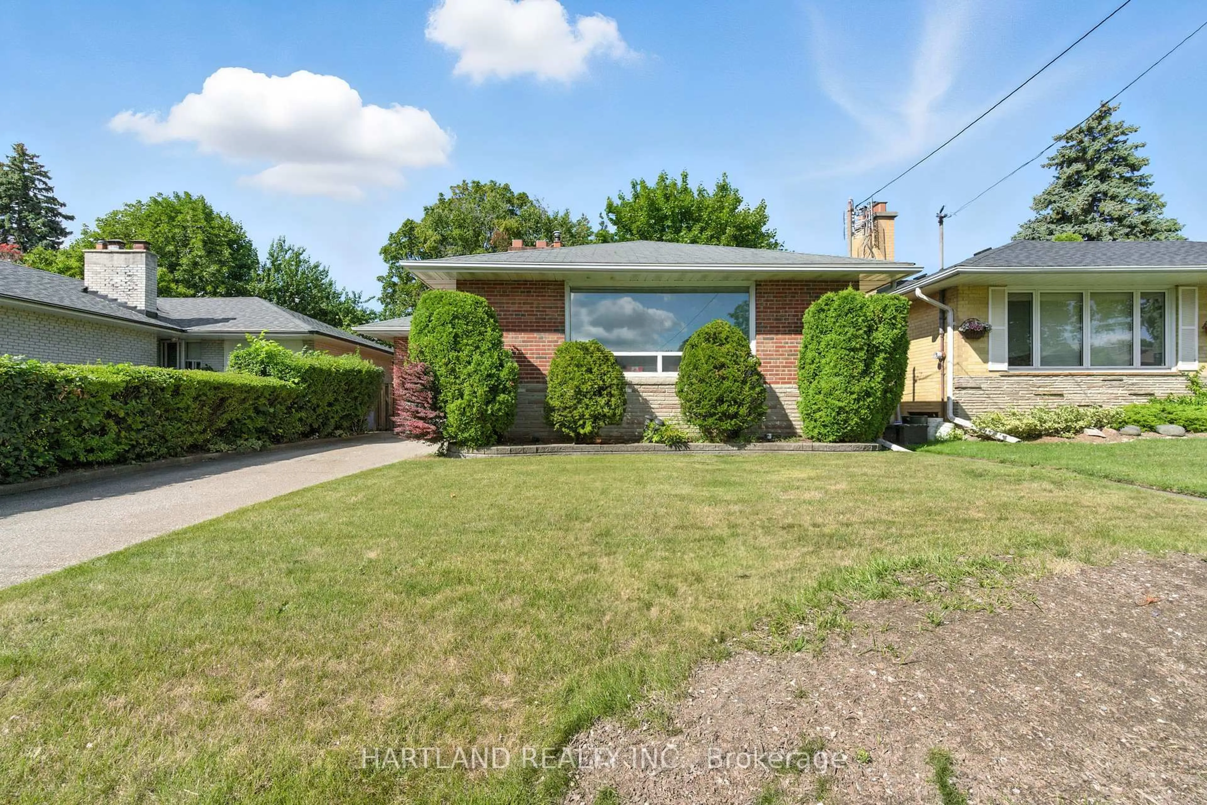 A pic from outside/outdoor area/front of a property/back of a property/a pic from drone, street for 25 Rowse Cres, Toronto Ontario M6A 1R7
