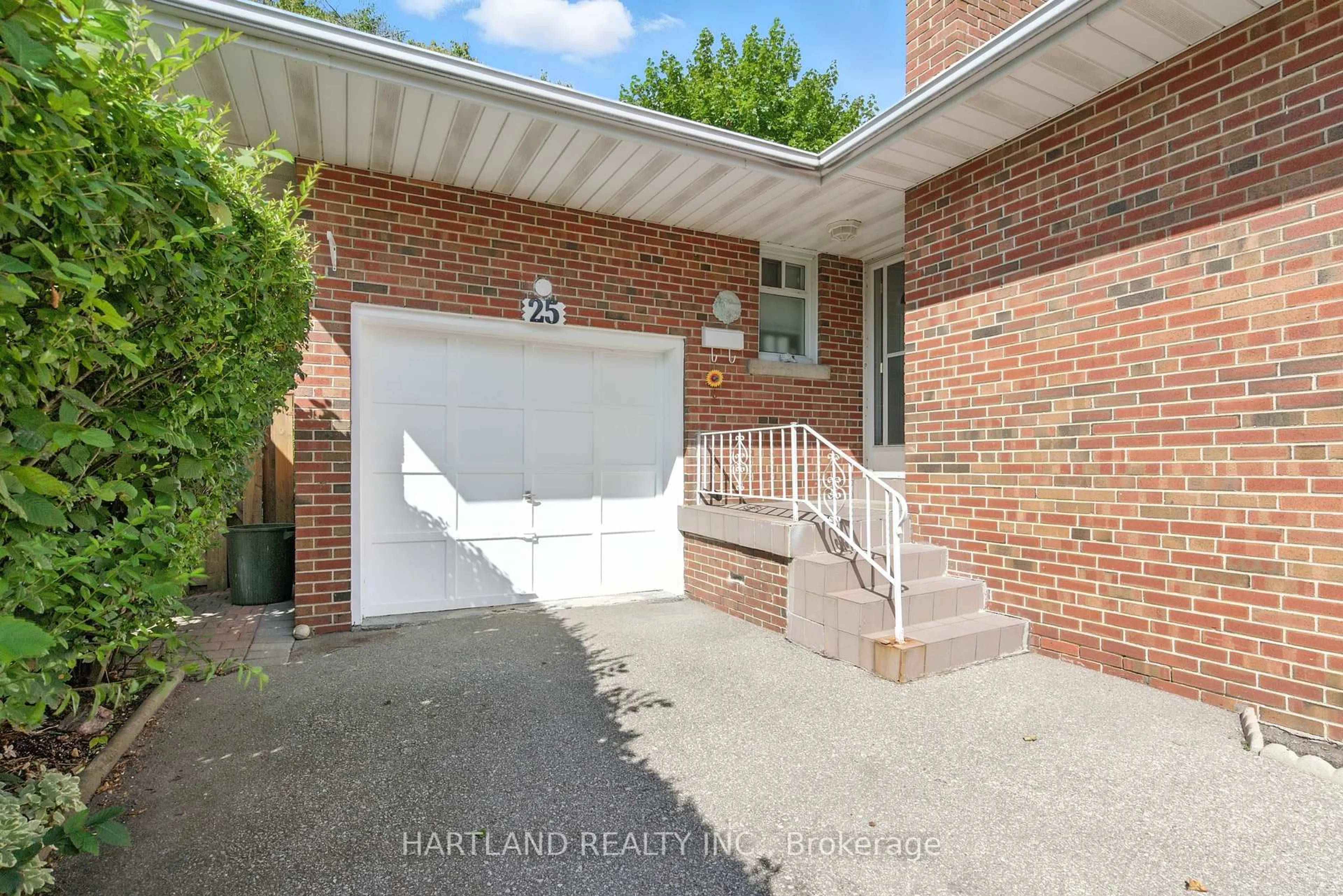 Unknown for 25 Rowse Cres, Toronto Ontario M6A 1R7