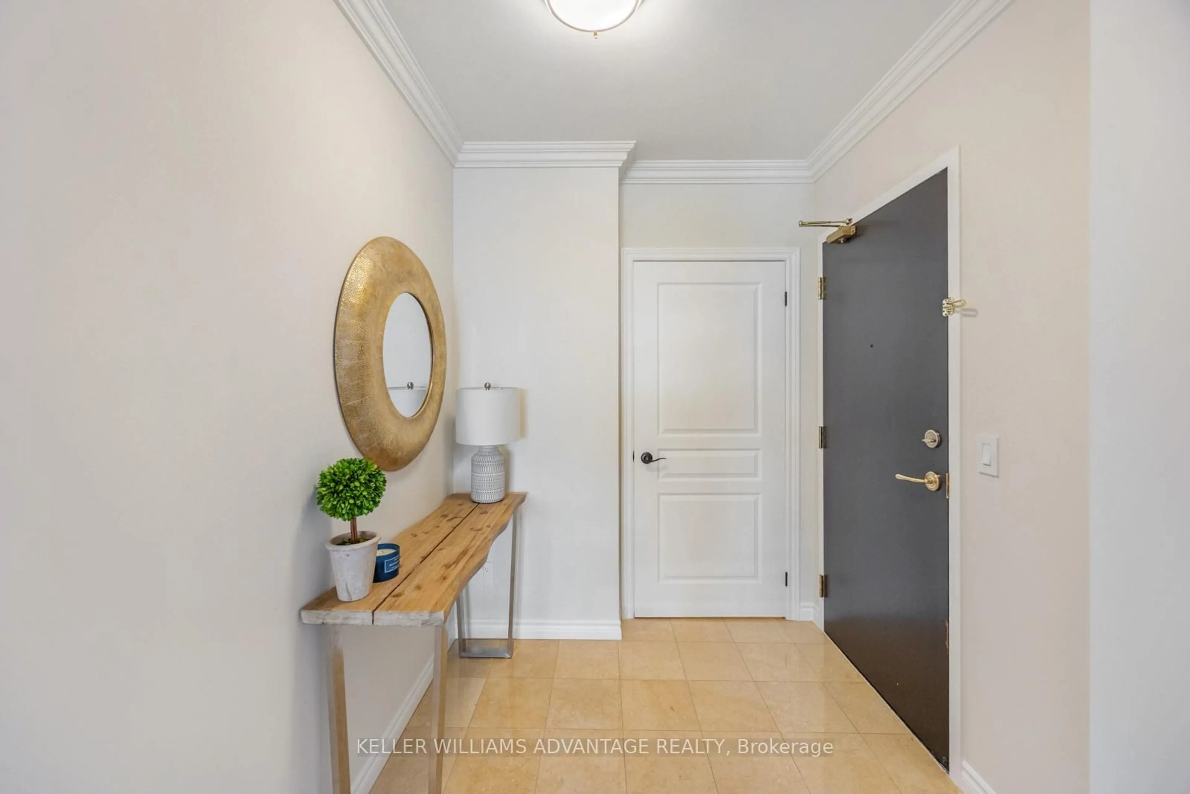 Indoor entryway for 2662 Bloor St #904, Toronto Ontario M8X 2Z7