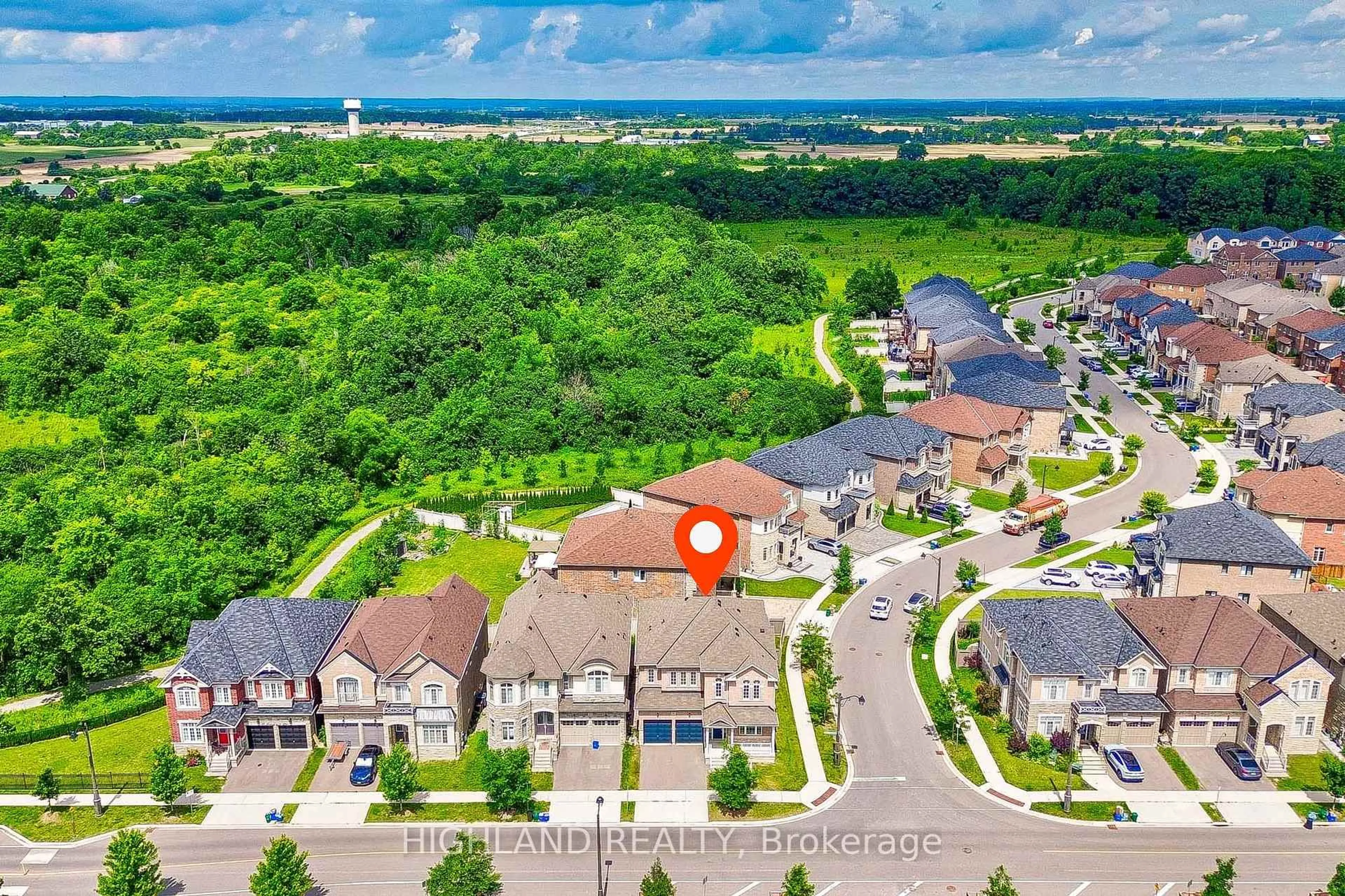 A pic from outside/outdoor area/front of a property/back of a property/a pic from drone, street for 425 Threshing Mill Blvd, Oakville Ontario L6H 0T4