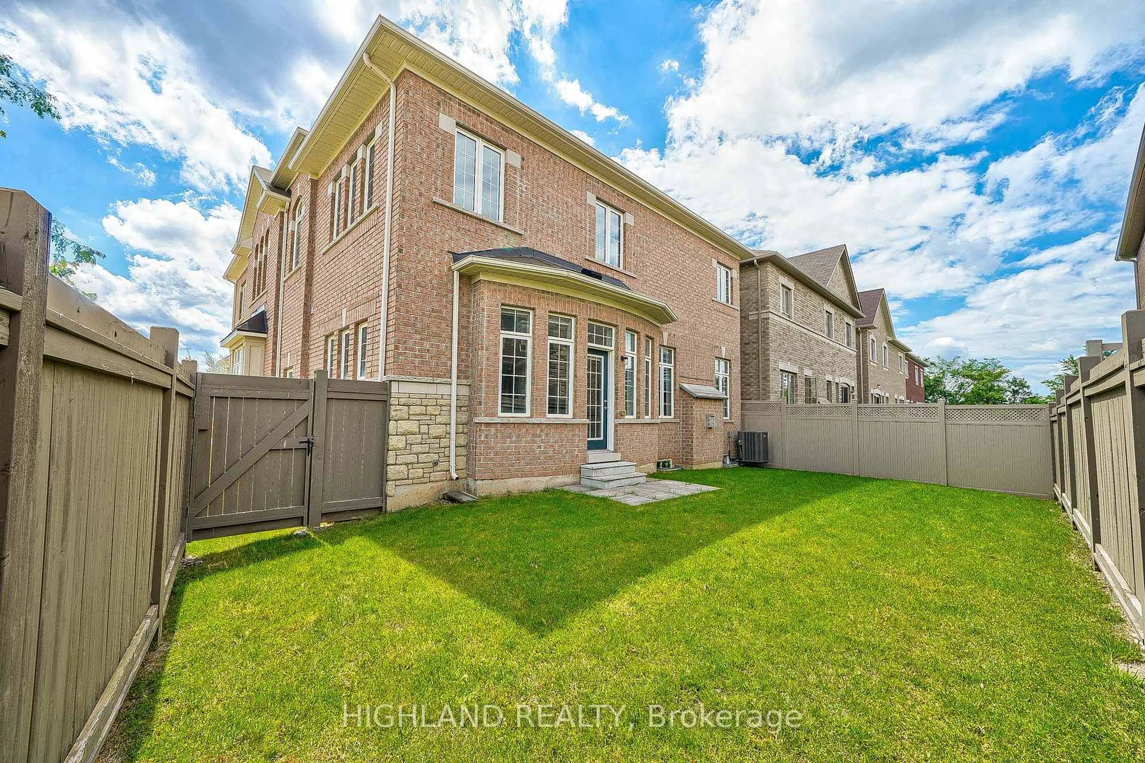 A pic from outside/outdoor area/front of a property/back of a property/a pic from drone, street for 425 Threshing Mill Blvd, Oakville Ontario L6H 0T4