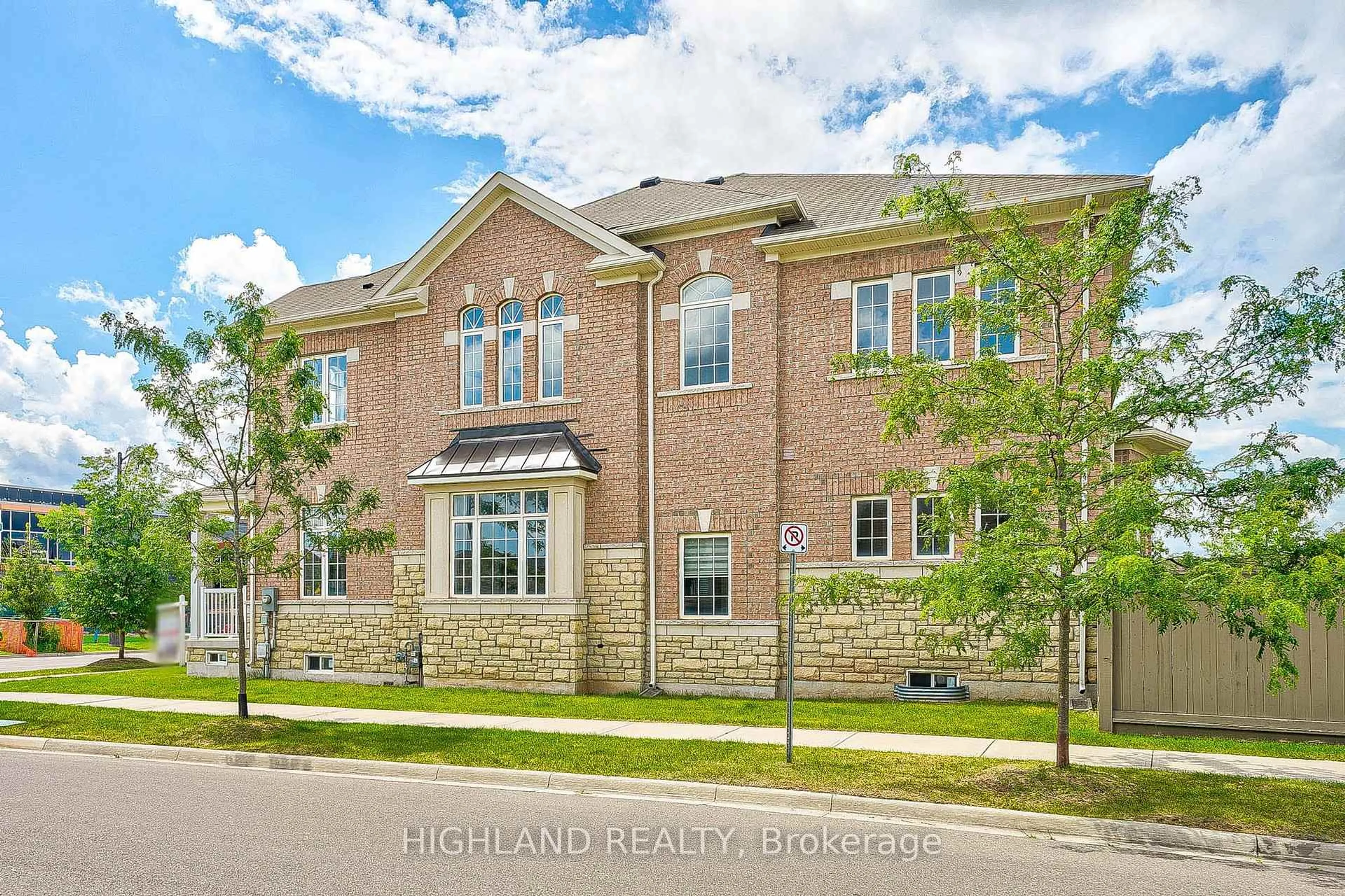 Home with brick exterior material, street for 425 Threshing Mill Blvd, Oakville Ontario L6H 0T4