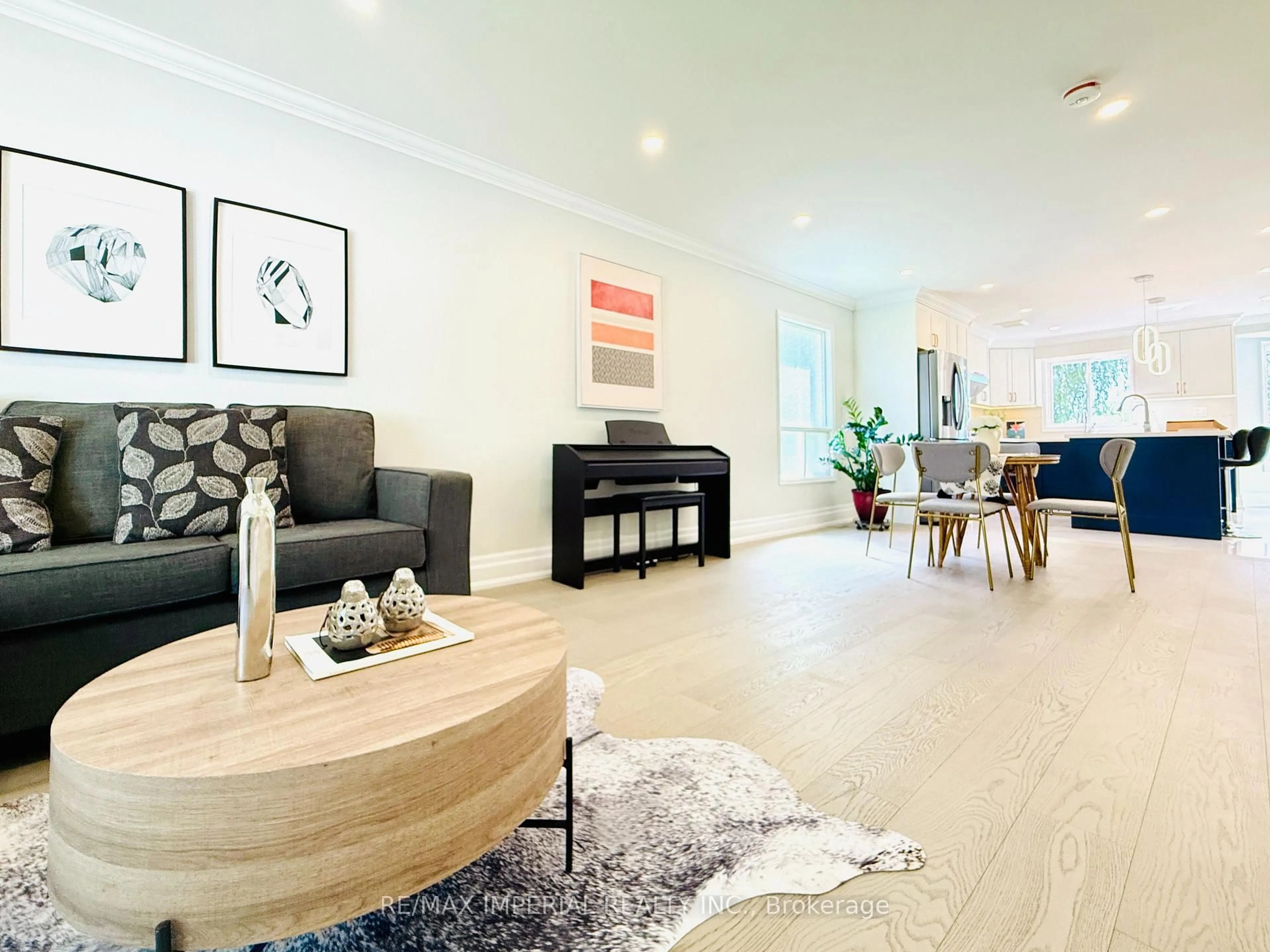 Living room with furniture, wood/laminate floor for 2128 Mayflower Blvd, Oakville Ontario L6H 4E5