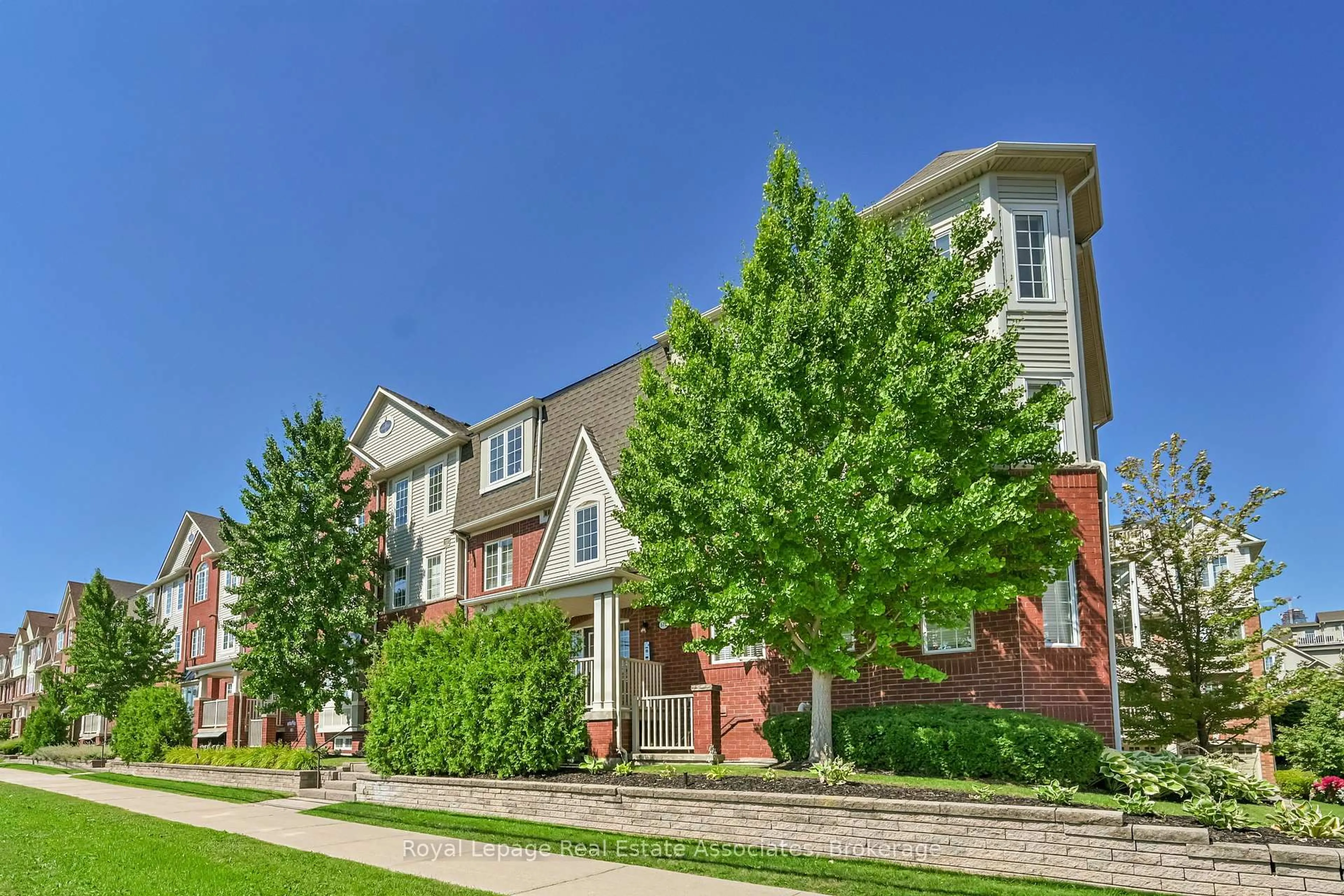 Home with brick exterior material, street for 575 Dundas St #3, Mississauga Ontario L5B 0B2